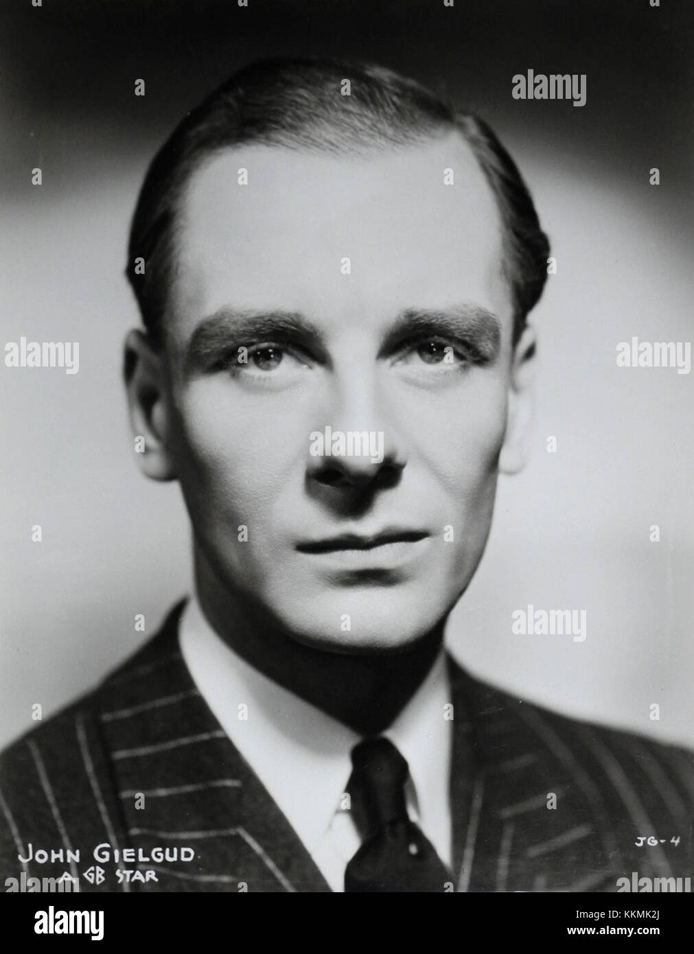 Une image promotionnelle de John Gielgud dans le film britannique de 1936 'secret agent'. Gielgud joue un rôle clé dans ce thriller qui mêle suspense et espionnage. Banque D'Images