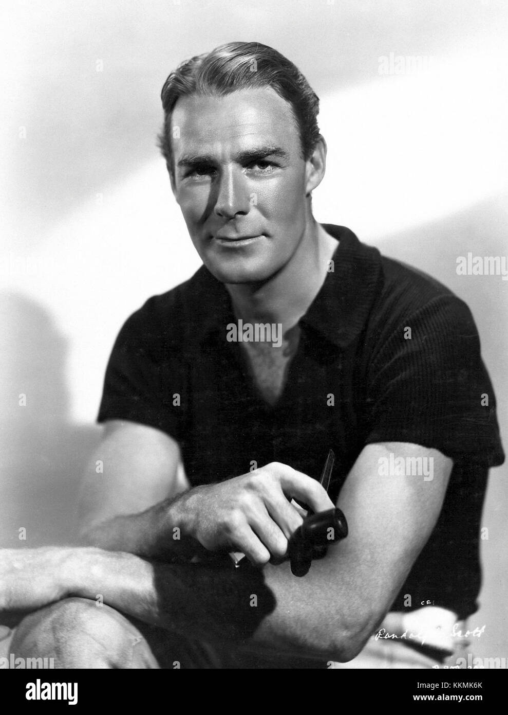 Randolph Scott, un acteur bien connu de l'âge d'or d'Hollywood, est présenté dans une photographie publicitaire. Connu pour ses rôles dans les films occidentaux, Scott est l'un des acteurs les plus importants du genre dans les années 1940 et 1950 Banque D'Images