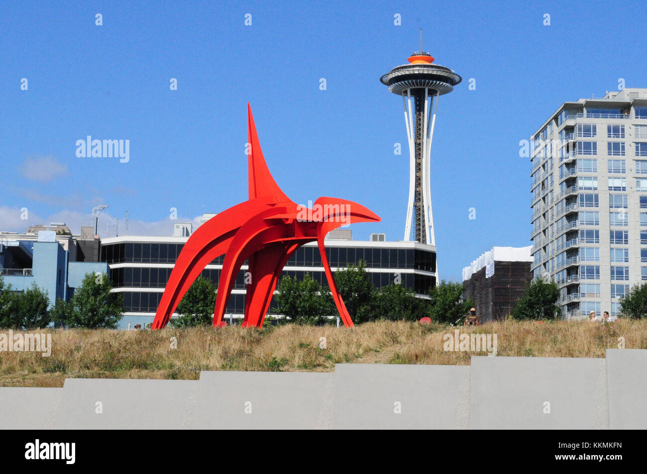 L'aigle Calder, une sculpture frappante d'Alexander Calder, est exposée près de la Space Needle à Seattle, Washington. Cette œuvre d'art abstrait à grande échelle met en valeur le style caractéristique de Calder, mêlant mouvement et forme, et ajoute à la silhouette emblématique de la ville. Banque D'Images