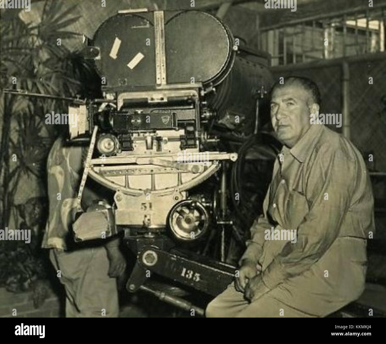 Edward Ludwig réalise le film de 1952 *Big Jim McLain*, avec John Wayne. Le film est un drame d'action politique qui met en scène Wayne en tant qu'enquêteur du gouvernement, chargé de découvrir les influences communistes à Hawaï. Banque D'Images