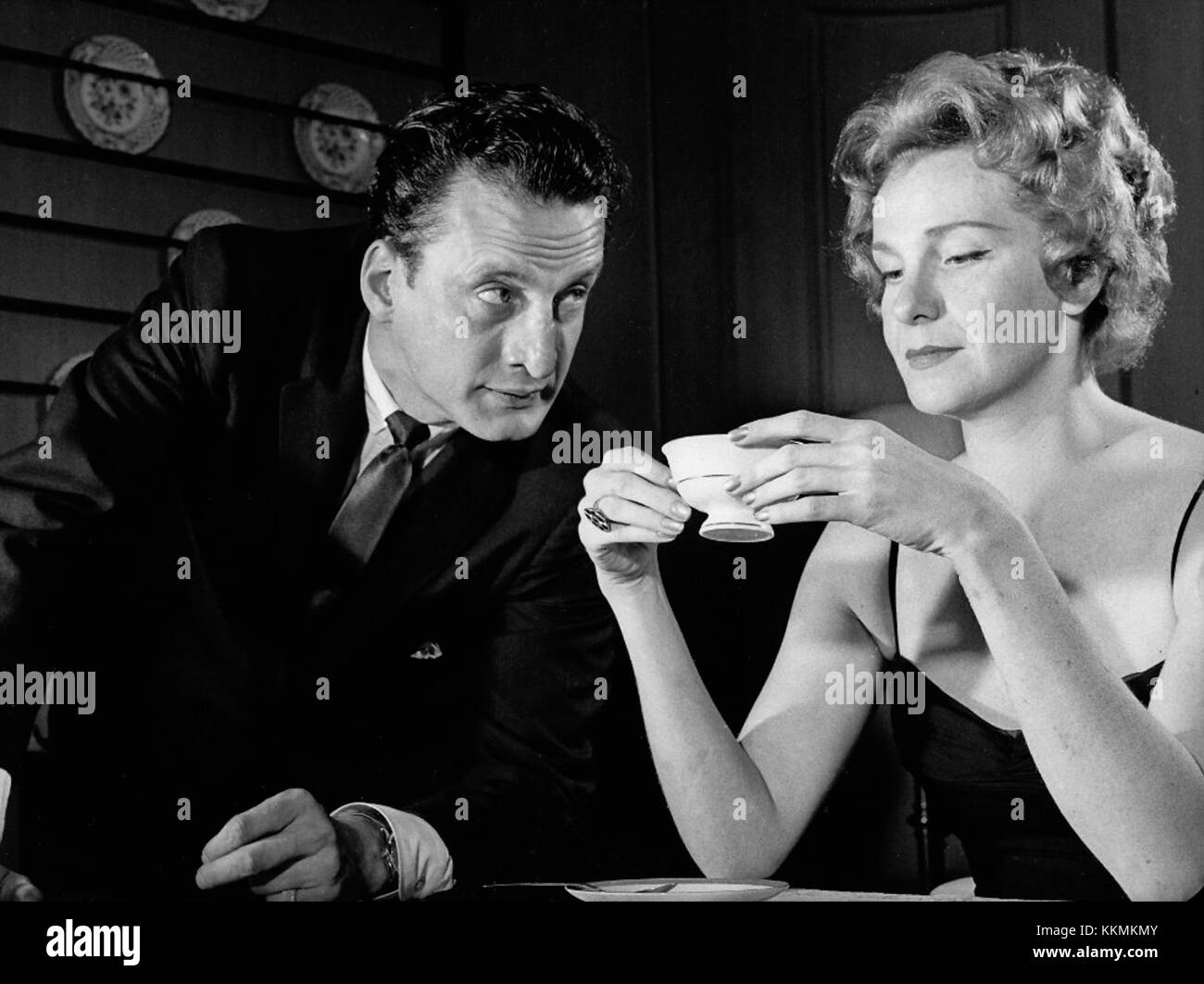 Cette image de 1959 met en vedette les acteurs George C. Scott et Geraldine page. Tous deux étaient des figures éminentes du cinéma américain, connus pour leurs puissantes performances au cinéma et au théâtre. Banque D'Images