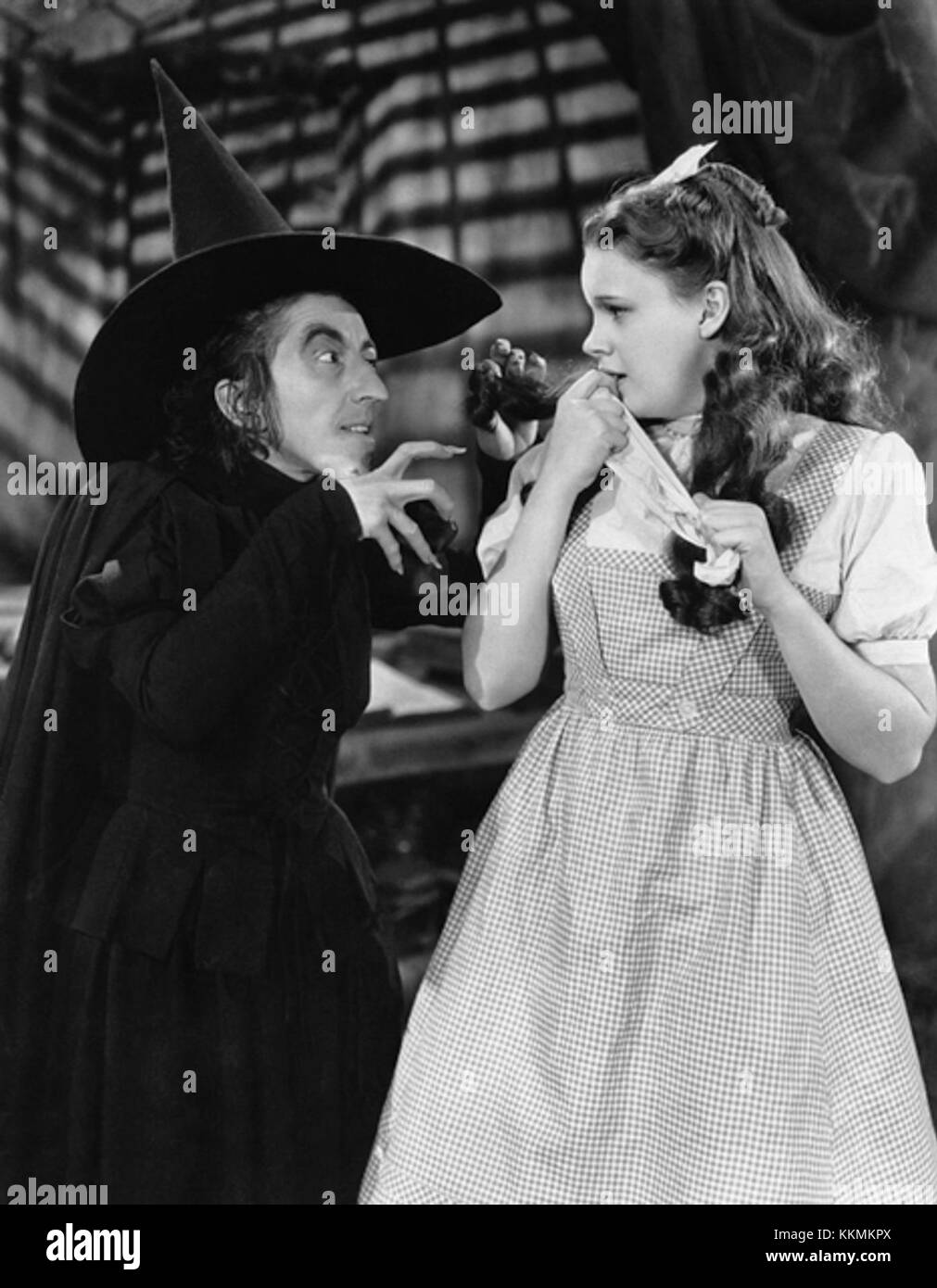 Le film de 1939 *The Wizard of Oz* met en vedette Judy Garland dans le rôle de Dorothy et Margaret Hamilton dans le rôle de la méchante sorcière de l'Ouest. Le film est devenu un classique culturel, connu pour ses personnages emblématiques, sa musique et ses effets spéciaux révolutionnaires pour son époque. Banque D'Images