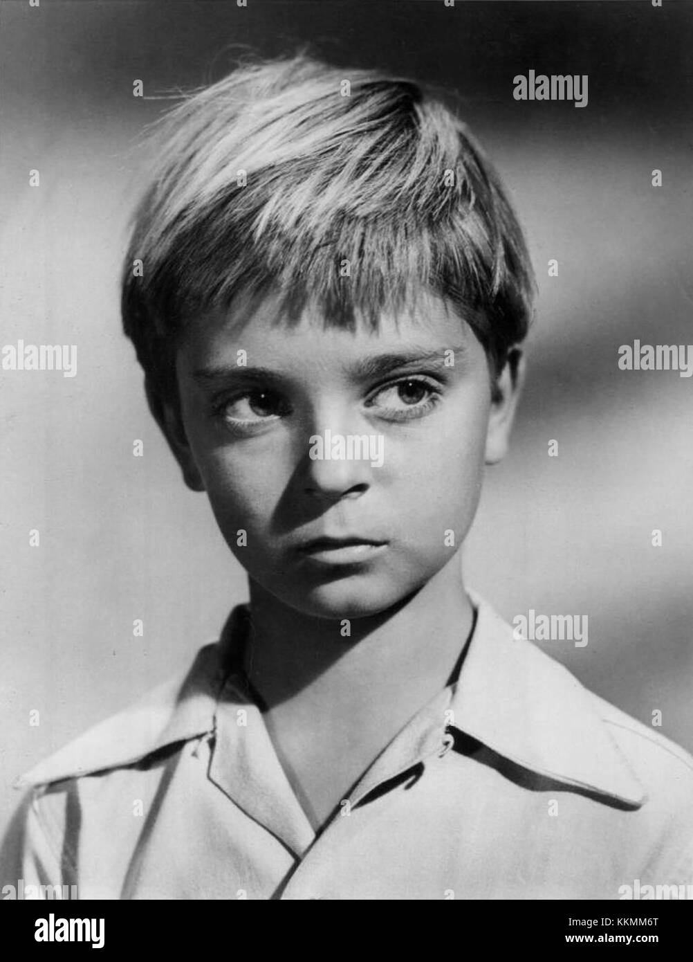 Tommy Rettig était un acteur américain connu pour son rôle dans la série télévisée des années 1950. Cette image du début des années 1950 le capture au cours de sa carrière d'acteur de pointe. Banque D'Images