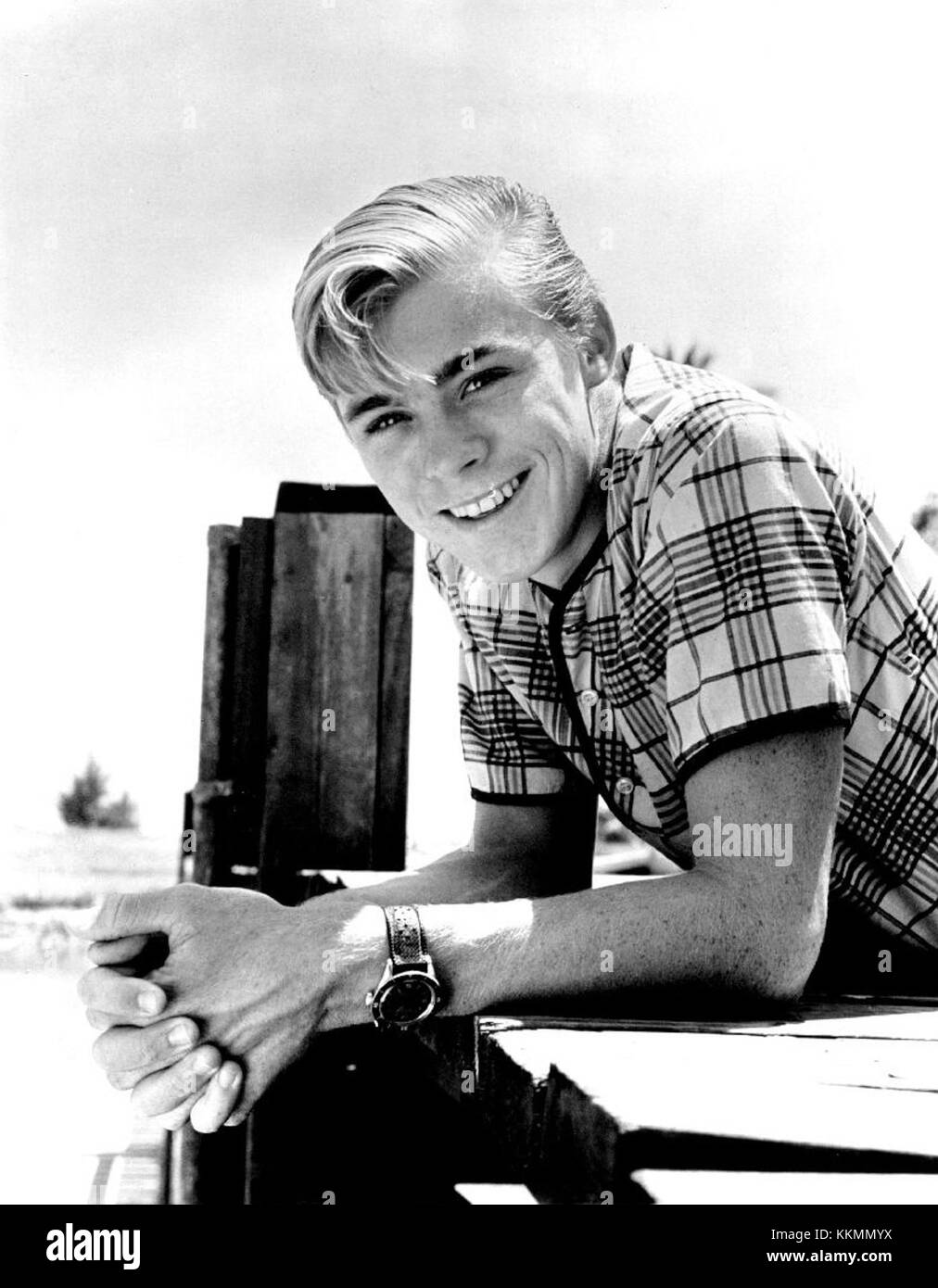 Luke Halpin, le cœur de l'adolescent, continue son rôle de Sandy Ricks dans la populaire série MGM-TV 'Flipper', mettant en valeur ses talents d'acteur et aquatiques. Banque D'Images