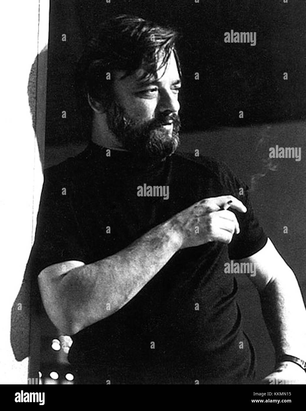 Stephen Sondheim, compositeur et parolier renommé, est connu pour ses contributions novatrices au théâtre musical. Cette image le capture dans un moment de détente, fumant une cigarette, reflétant sa vie personnelle en dehors de sa personnalité publique. Banque D'Images