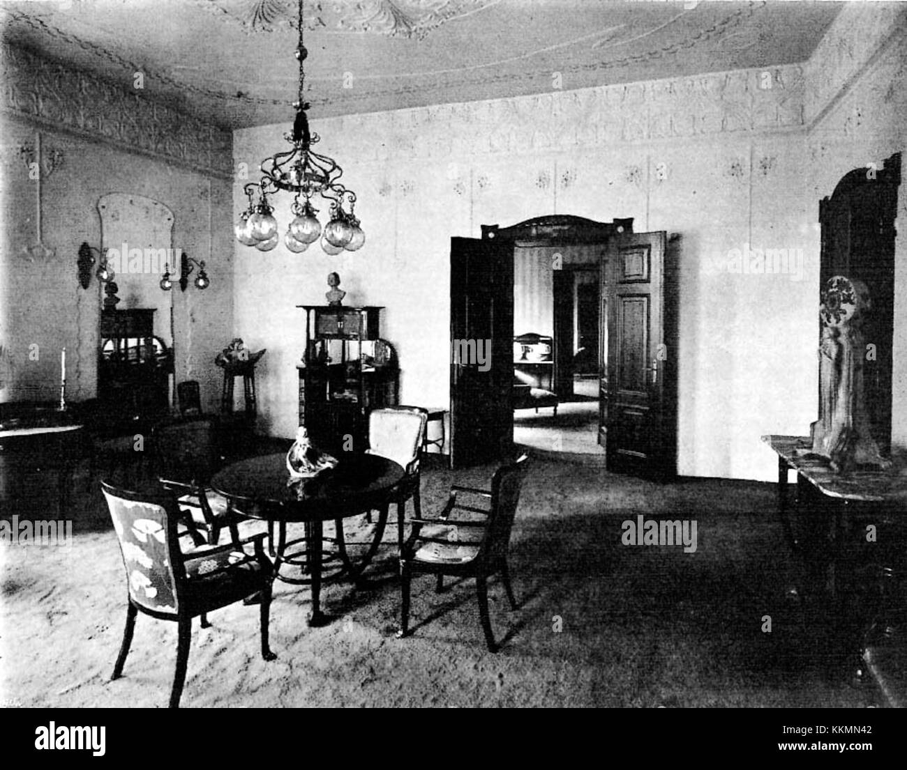 Le Bristol Hotel à Varsovie est un monument historique offrant un hébergement de luxe. Situé au cœur de la ville, il est connu pour son élégance architecturale et son importance culturelle dans le cadre du patrimoine hôtelier de Varsovie. Banque D'Images