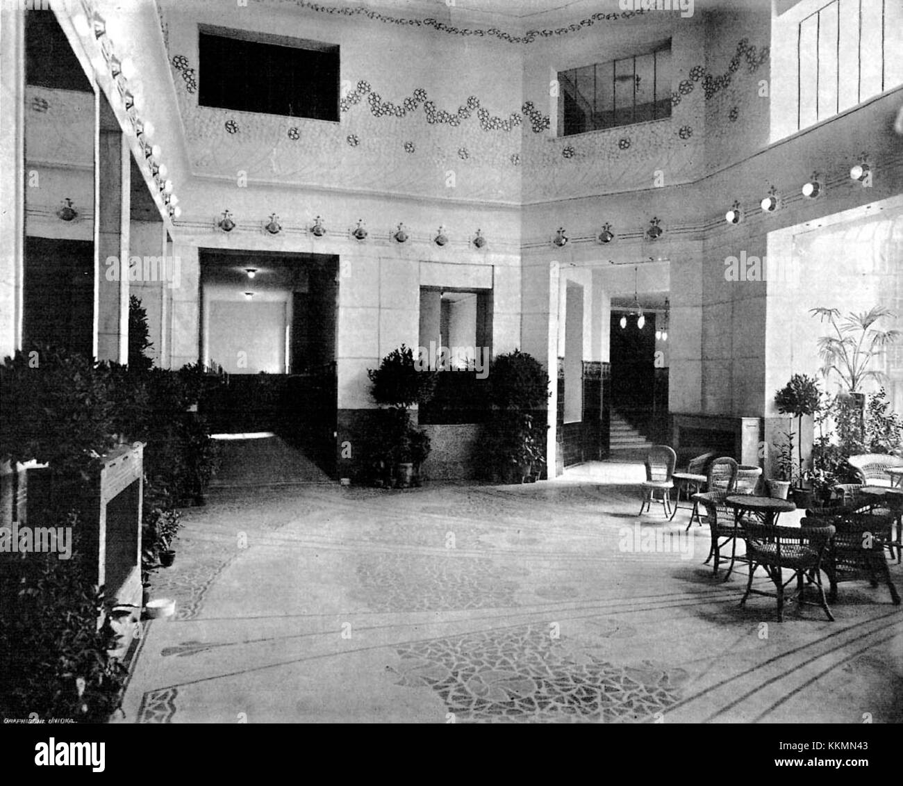 Le Bristol Hotel à Varsovie, en Pologne, est un hôtel luxueux et historique connu pour son architecture élégante et son emplacement privilégié. Il a été un point de repère important dans la ville pendant des décennies, offrant des services d'accueil de haut niveau. Banque D'Images