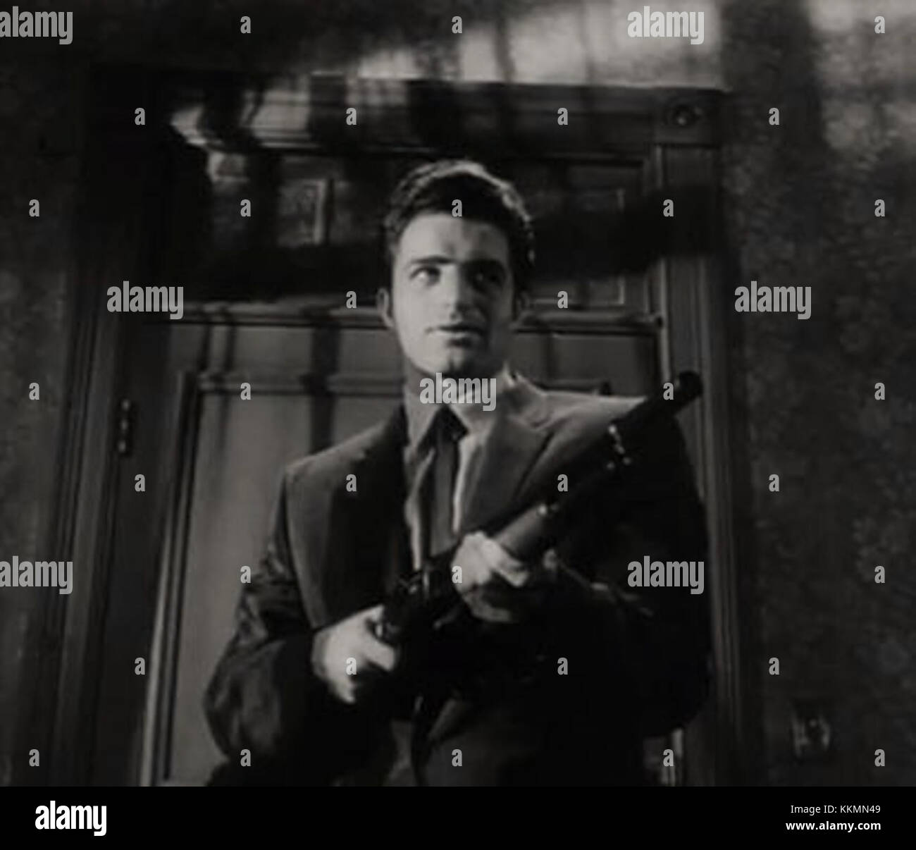 Vince Edwards apparaît dans la bande-annonce de *The Killing*, un film noir de 1956. Edwards joue un rôle clé dans l'histoire, qui tourne autour d'un braquage méticuleusement planifié et de son dénouement ultérieur. Banque D'Images