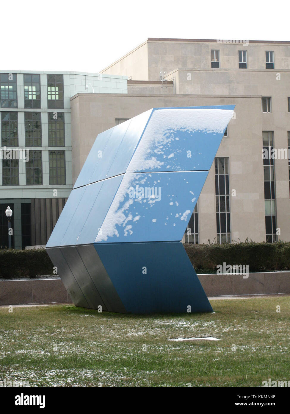 Cette pièce, intitulée 'She Who Must Be Obeyed' par Tony Smith, est une œuvre sculpturale représentant des thèmes de pouvoir et d'autorité. Le travail de Smithâ€™ est connu pour son style minimaliste et ses formes géométriques, mettant l’accent sur la relation entre la forme et l’espace. Banque D'Images