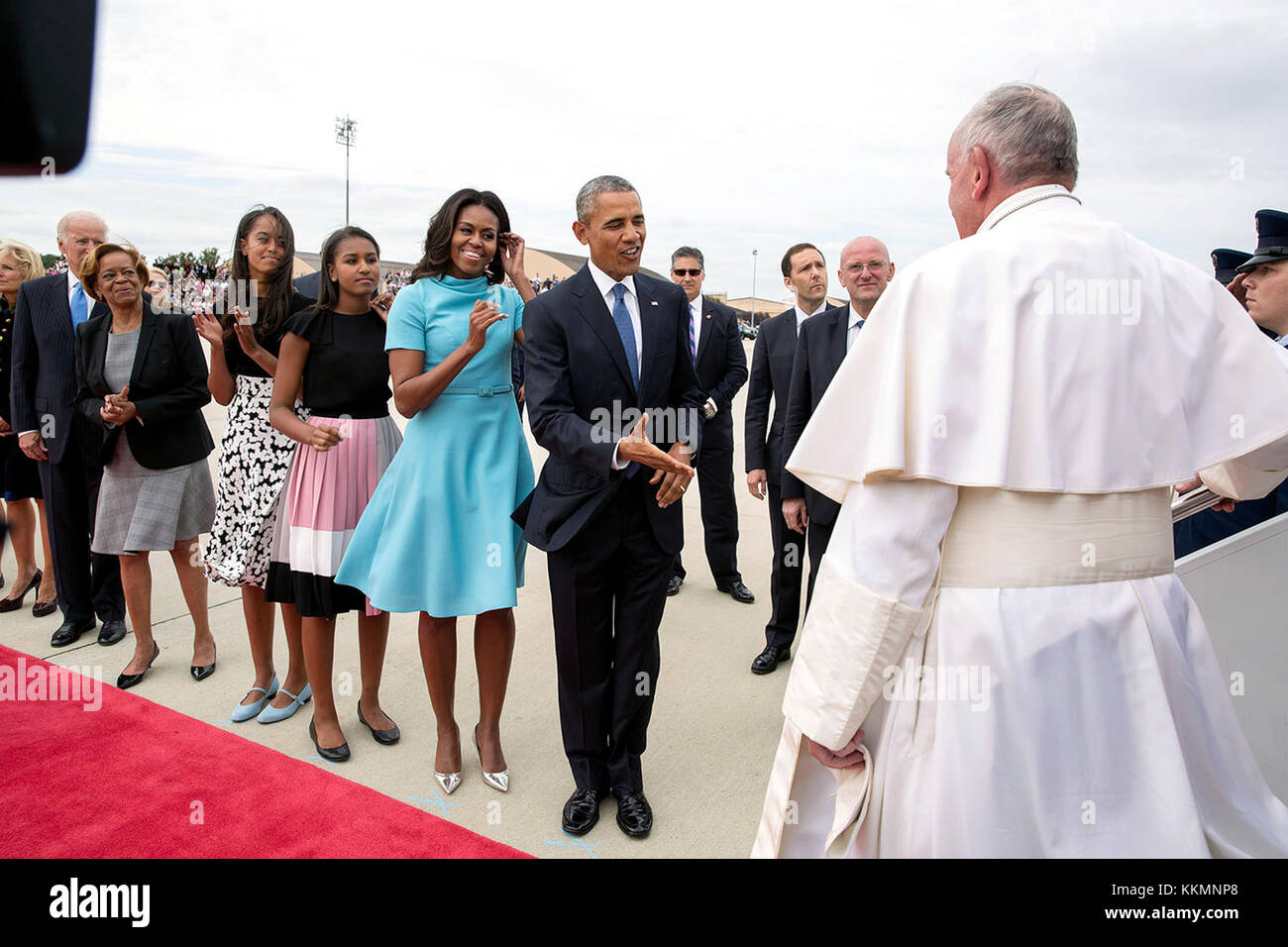 Sept. 22, 2015 "la famille obama et biden salue la famille pape François comme il arrive aux États-Unis pour la première fois à joint base andrews." (white house photo by Pete souza) officiel de la maison blanche cette photographie est mis à disposition uniquement pour la publication par les entreprises de presse et/ou pour un usage personnel l'impression par le sujet(s) de la photo. La photo peut ne pas être manipulé d'aucune façon et ne peuvent être utilisés dans des documents politiques ou commerciales, publicités, e-mails, de produits, de promotions qui suggère en aucune façon l'approbation ou l'approbation du président, la première famille, Banque D'Images