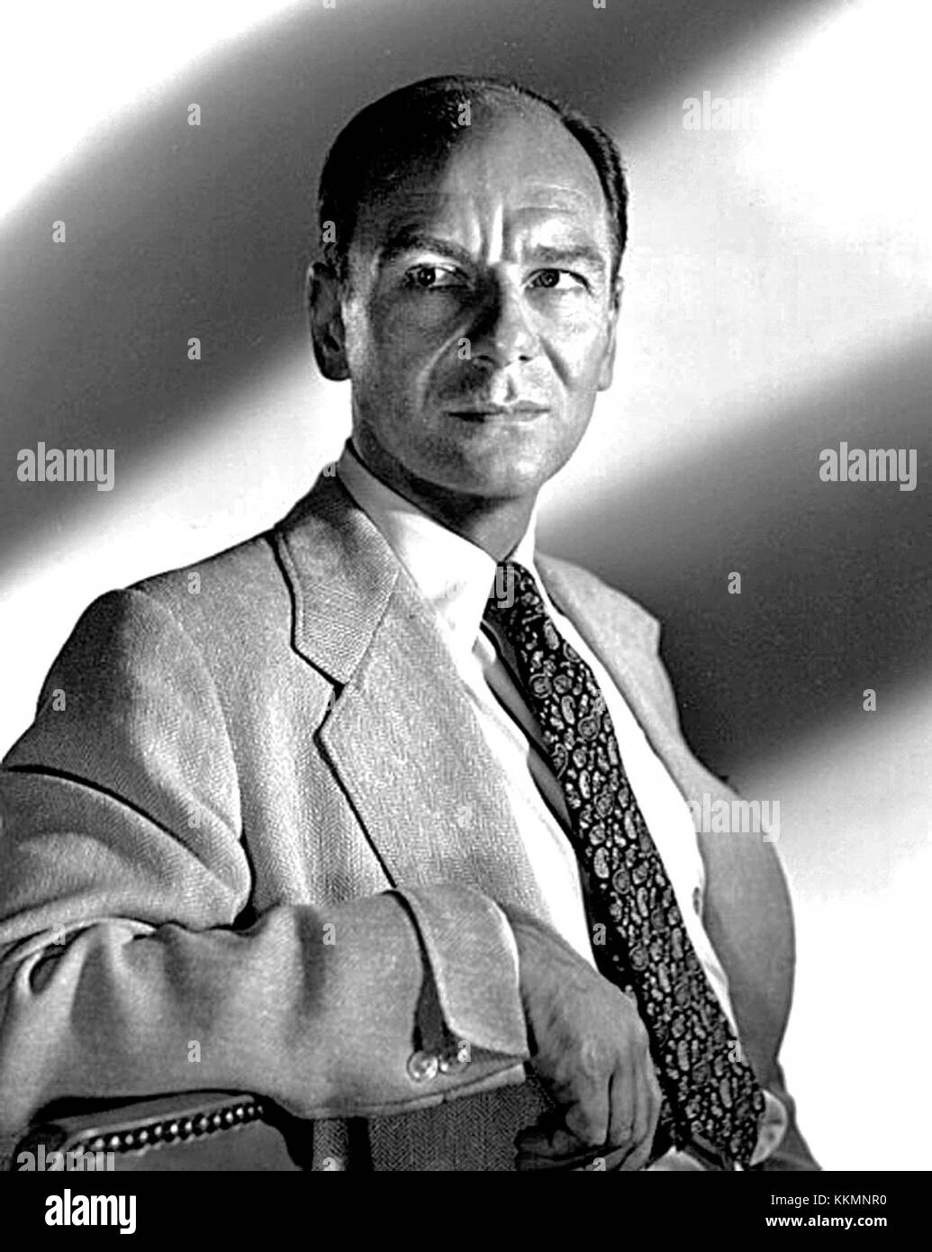 Une photographie en noir et blanc de 1953 montre John Gielgud, acteur et réalisateur britannique de renom, capturé dans un moment franc, reflétant sa brillante carrière dans le théâtre et le cinéma. Banque D'Images