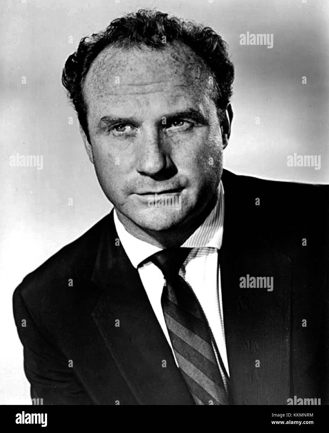 Jack Warden était un acteur américain connu pour ses rôles à la télévision et au cinéma. Sa carrière s'étend sur plusieurs décennies, avec des performances notables dans des rôles dramatiques et comiques. Il est reconnu pour sa polyvalence et sa profondeur en tant qu'acteur. Banque D'Images