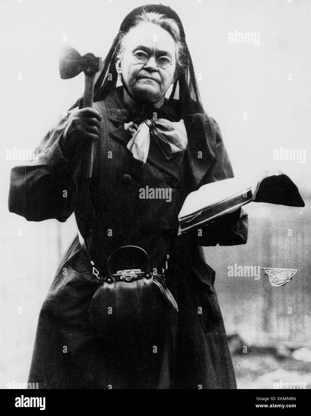 Carrie Nation était une figure importante du mouvement de tempérance au début du XXe siècle. Connue pour ses efforts de lutte contre la consommation d'alcool, elle est devenue célèbre pour ses protestations destructrices contre les saloons, en particulier en utilisant une hachette. Banque D'Images