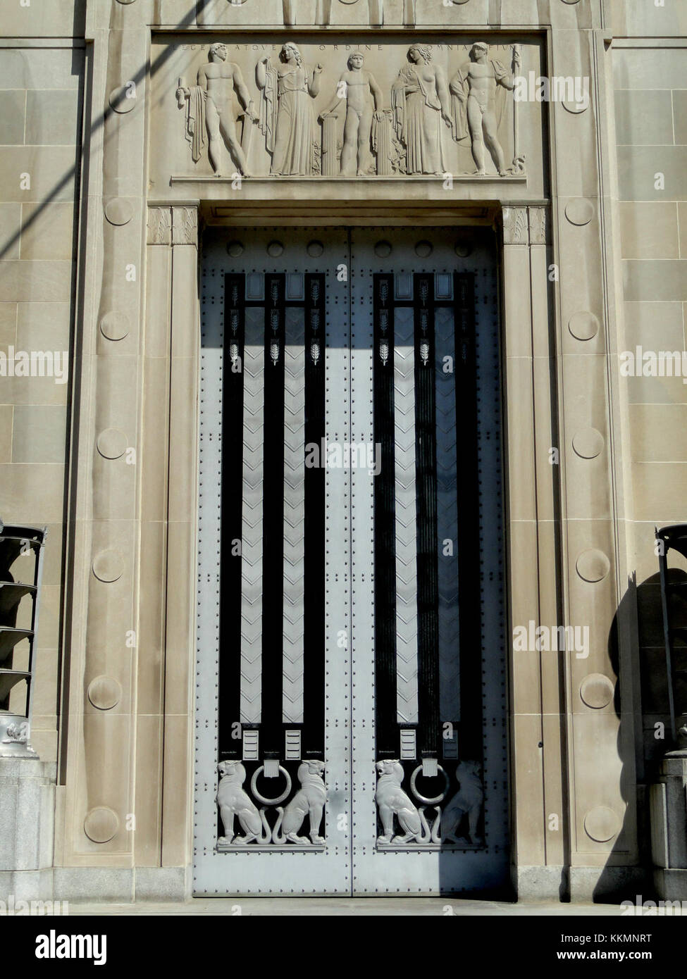 Le Robert F. Kennedy Department of Justice Building, connu pour son architecture classique et son importance historique, est un point de repère important à Washington, D.C. L'inscription 'lege atque Ordine Omnia Fiunt' se traduit par 'tout ce qui se fait par la loi et l'ordre'. Banque D'Images