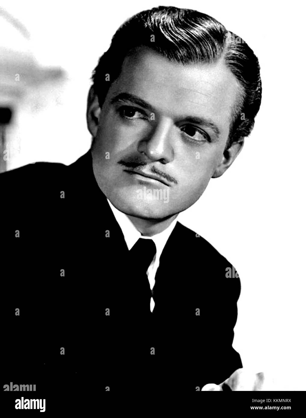 Portrait de l'acteur américain Van Heflin, pris en 1941, mettant en valeur son aspect distinctif et ses contributions au cinéma au début du XXe siècle. Banque D'Images