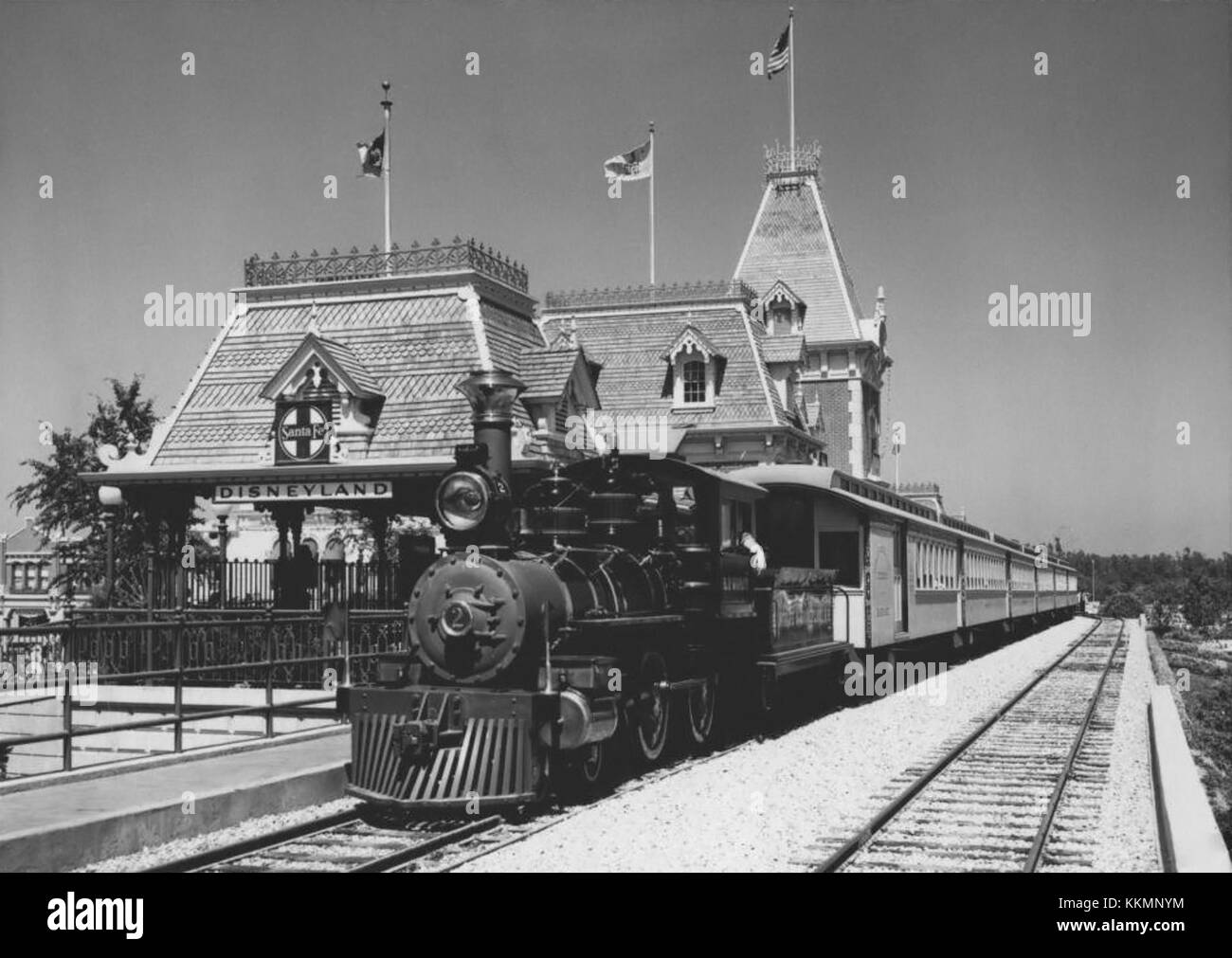 La locomotive 2 de Disneyland à main Street Station, photographiée en 1960, était une attraction clé de Disneyland, mettant en valeur les méthodes de transport anciennes du parc. La machine à vapeur symbolise les premiers jours du développement du parc. Banque D'Images