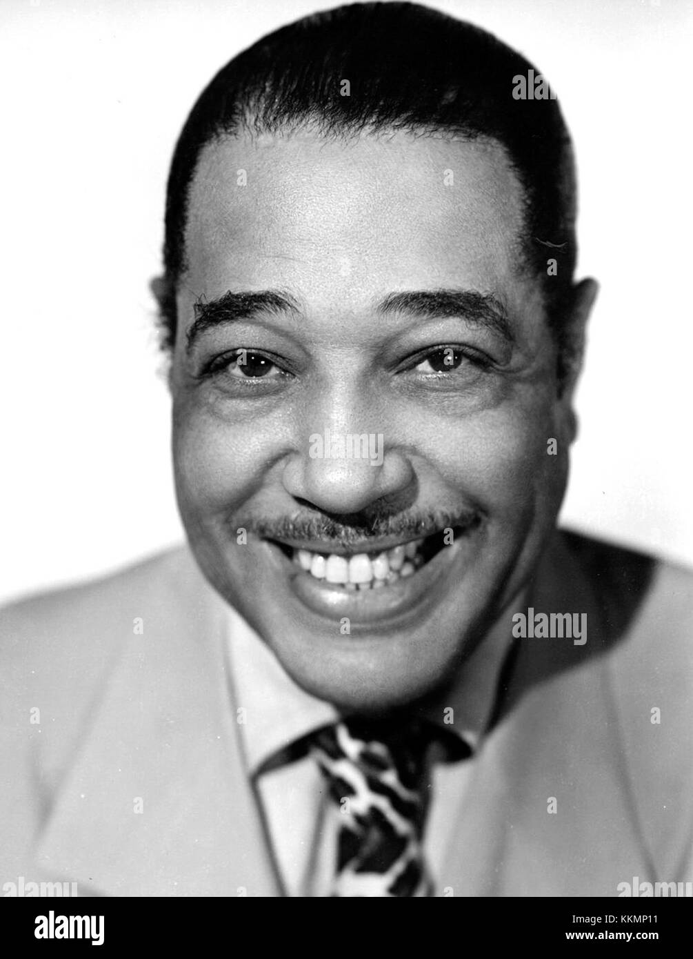 Duke Ellington était un compositeur, pianiste et chef d'orchestre américain renommé. Cette image publicitaire capture son influence emblématique sur la musique jazz et le paysage culturel du XXe siècle. Banque D'Images