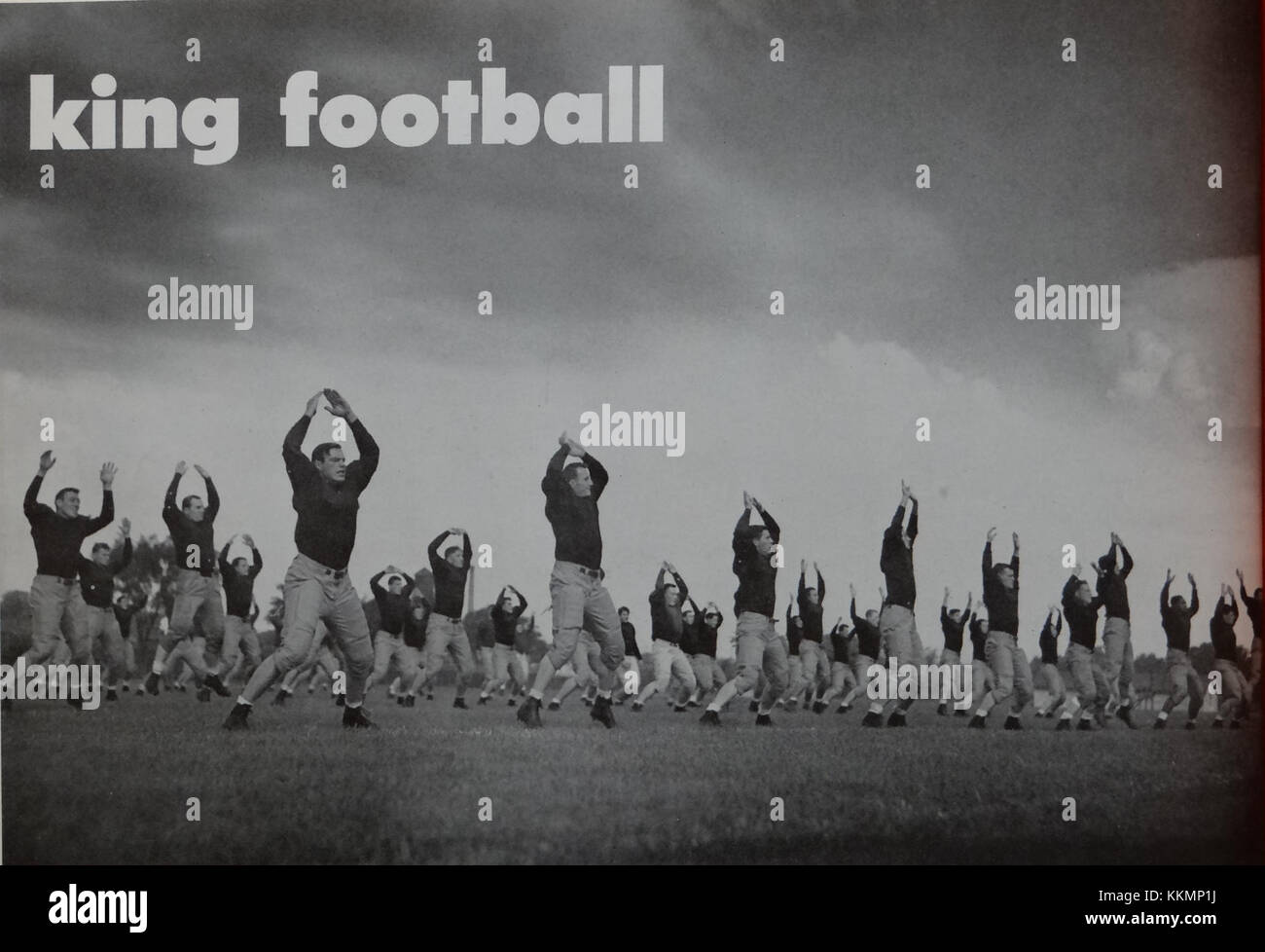 « King Football » est un terme populaire souvent utilisé pour décrire la domination du football américain dans la culture américaine. Cette phrase symbolise l'influence culturelle et commerciale majeure du sport, en particulier dans la société américaine. Banque D'Images « King Football » est un terme populaire souvent utilisé pour décrire la domination du football américain dans la culture américaine. Cette phrase symbolise l'influence culturelle et commerciale majeure du sport, en particulier dans la société américaine. Banque D'Images