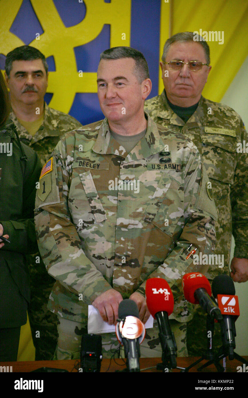 L'viv, Ukraine - le colonel Dennis Deeley, le groupe multinational interarmées - commandant l'Ukraine mène une entrevue avec les médias à la suite d'un JMTG-U cérémonie de transfert d'autorité ici 22 novembre. Au cours de la cérémonie Des soldats de la Garde Nationale de New York's 27th Infantry Brigade Combat Team (IBCT) a pris le commandement de l'JMTG-U de la Garde nationale de l'Oklahoma's 45th IBCT, qui ont été en Ukraine depuis janvier. (U.S. Photo de l'armée par le Sgt. Alexander Recteur) Banque D'Images