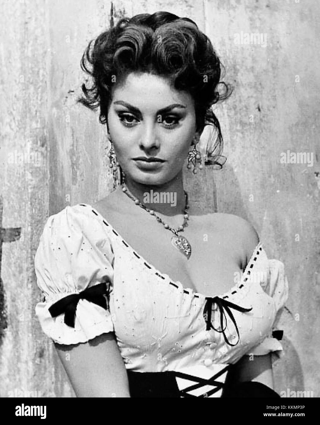 Sophia Loren, l'une des actrices les plus emblématiques de l'histoire du cinéma, est photographiée en 1955. Sa carrière a commencé dans les années 1950, et elle est devenue connue pour ses rôles dans le cinéma italien ainsi que la célébrité internationale. Banque D'Images