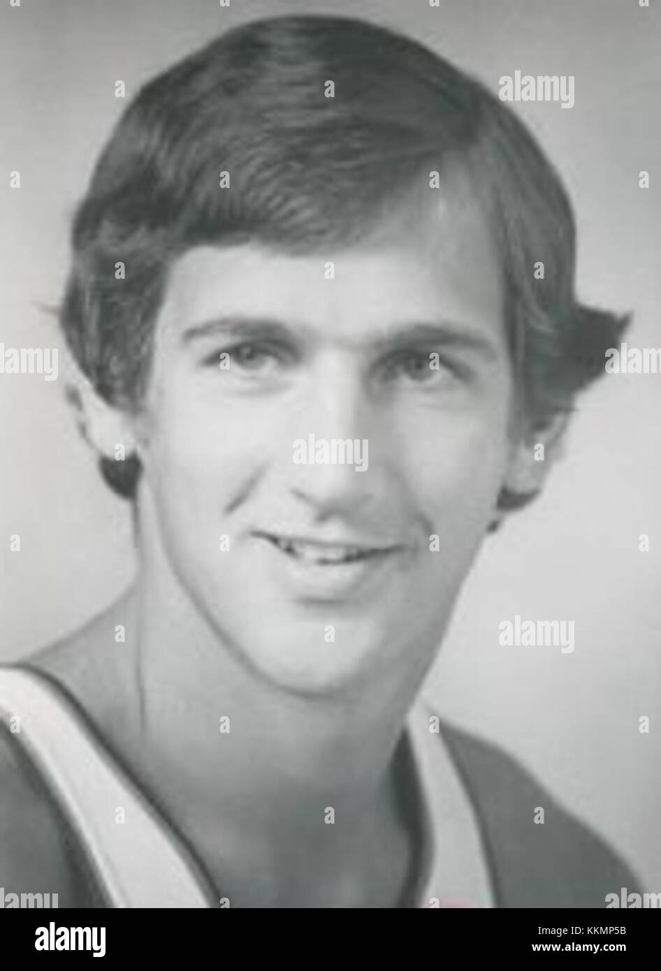 Cette photo de presse de 1975 capture Paul Westphal, un joueur de basket-ball professionnel américain connu pour sa carrière en NBA, en particulier avec les Celtics de Boston et les Suns de Phoenix. Banque D'Images