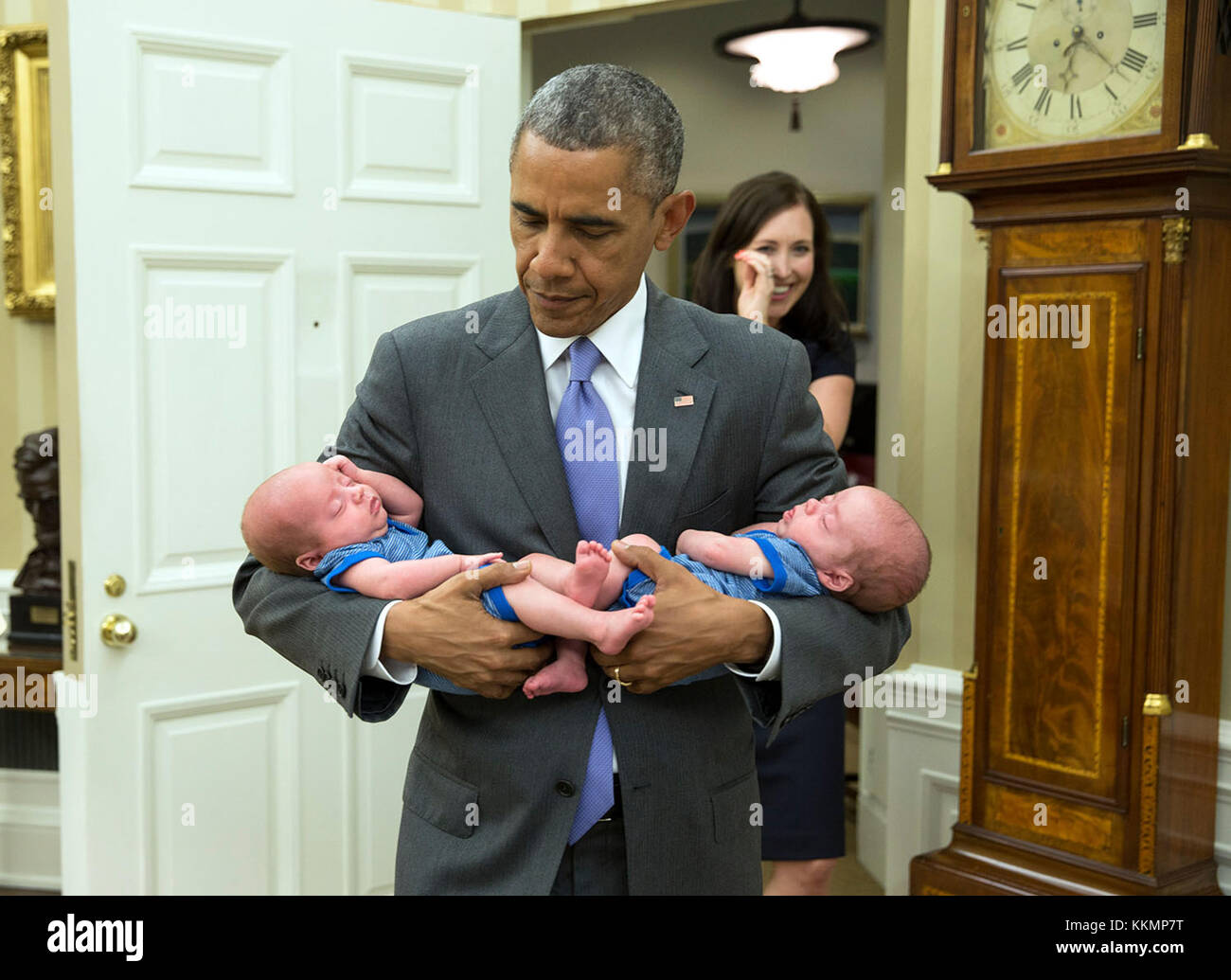 17 juin 2015 "Le président porte les jumeaux de katie beirne Fallon, directeur des affaires législatives, dans le bureau ovale à seulement quelques mois après leur naissance." (white house photo by Pete souza) officiel de la maison blanche cette photographie est mis à disposition uniquement pour la publication par les entreprises de presse et/ou pour un usage personnel l'impression par le sujet(s) de la photo. La photo peut ne pas être manipulé d'aucune façon et ne peuvent être utilisés dans des documents politiques ou commerciales, publicités, e-mails, de produits, de promotions qui suggère en aucune façon l'approbation ou l'approbation de la conclusi Banque D'Images 17 juin 2015 "Le président porte les jumeaux de katie beirne Fallon, directeur des affaires législatives, dans le bureau ovale à seulement quelques mois après leur naissance." (white house photo by Pete souza) officiel de la maison blanche cette photographie est mis à disposition uniquement pour la publication par les entreprises de presse et/ou pour un usage personnel l'impression par le sujet(s) de la photo. La photo peut ne pas être manipulé d'aucune façon et ne peuvent être utilisés dans des documents politiques ou commerciales, publicités, e-mails, de produits, de promotions qui suggère en aucune façon l'approbation ou l'approbation de la conclusi Banque D'Images