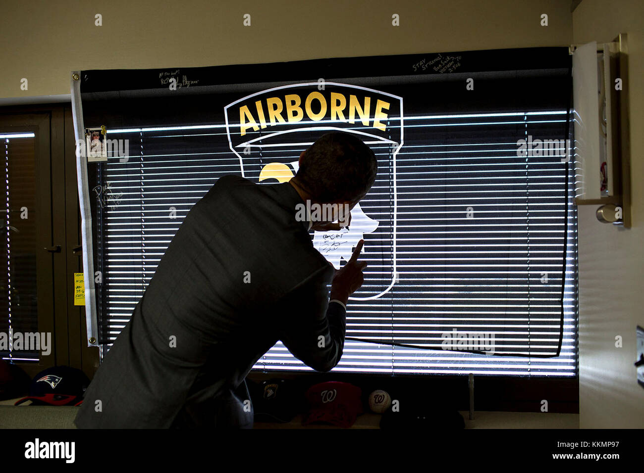 29 avril 2015 'les soldats blessés en visite au Walter Reed, le président a signé une bannière militaire du patient à sa demande." (white house photo by Pete souza) officiel de la maison blanche cette photographie est mis à disposition uniquement pour la publication par les entreprises de presse et/ou pour un usage personnel l'impression par le sujet(s) de la photo. La photo peut ne pas être manipulé d'aucune façon et ne peuvent être utilisés dans des documents politiques ou commerciales, publicités, e-mails, de produits, de promotions qui suggère en aucune façon l'approbation ou l'approbation du président, la première famille, ou la maison blanche. Banque D'Images