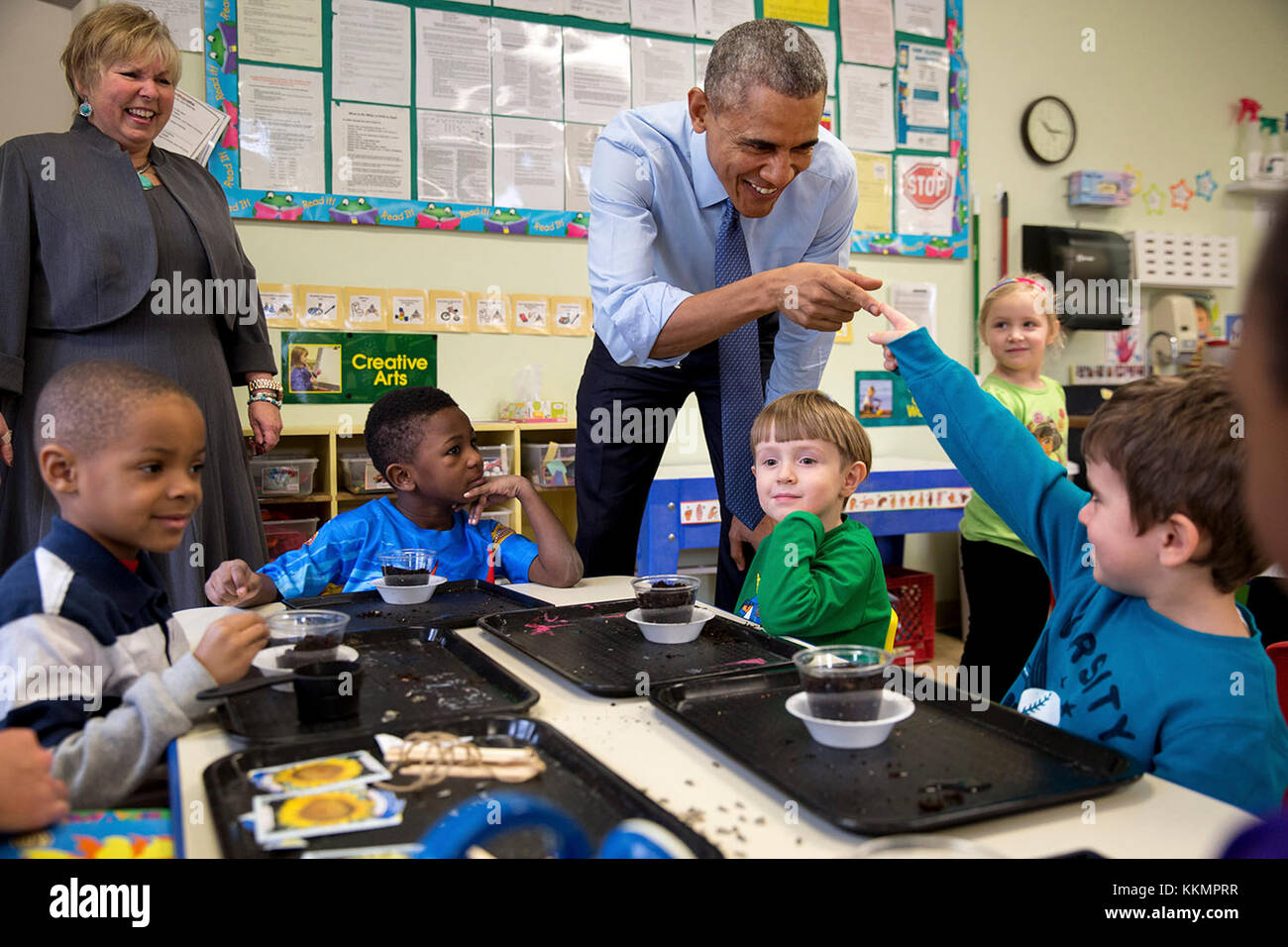 Le président Barack Obama et un jeune étudiant touch doigts lors d'une visite au centre des enfants de la communauté, l'un des plus anciens fournisseurs de Head Start, à Lawrence, au Kansas, jan. 22, 2015. (Photo Officiel de la maison blanche par Pete souza) officiel de la maison blanche cette photographie est mis à disposition uniquement pour la publication par les entreprises de presse et/ou pour un usage personnel l'impression par le sujet(s) de la photo. La photo peut ne pas être manipulé d'aucune façon et ne peuvent être utilisés dans des documents politiques ou commerciales, publicités, e-mails, de produits, de promotions qui suggère en aucune façon l'approbation ou de fr Banque D'Images