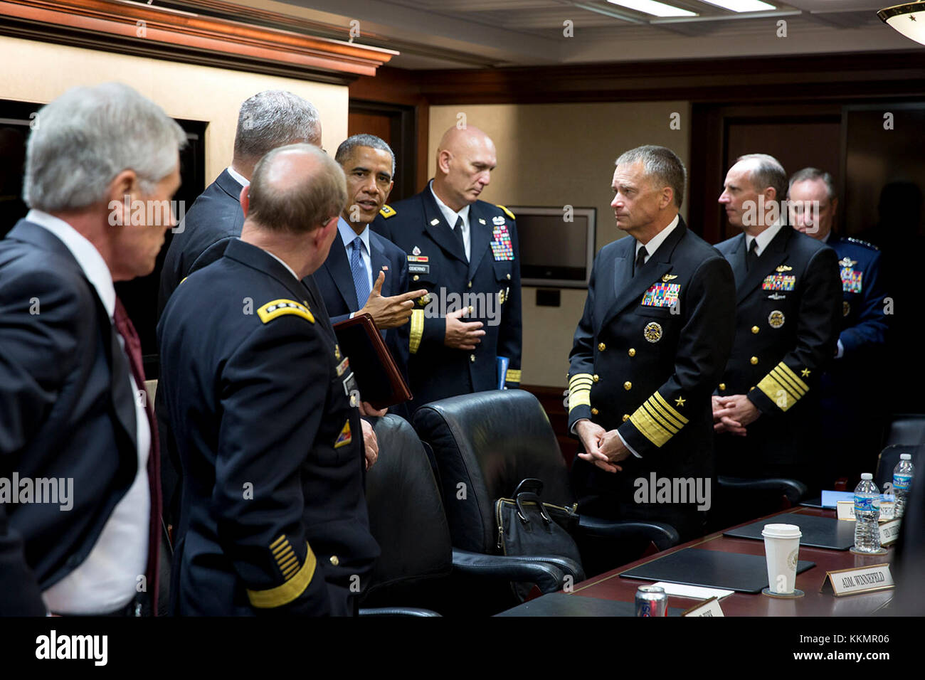 Le président barack obama parle avec l'état-major des armées à la suite d'une réunion dans la salle de situation de la maison blanche, oct. 28, 2014. L'article avec le président de gauche à droite : le ministre de la défense Chuck Hagel ; gen. Martin Dempsey, chef d'état-major interarmées ; Robert, Secrétaire adjoint de la défense ; gen. Raymond Odierno, chef du personnel de l'armée ; adm. a. james winnefeld, jr., vice-président du Joint Chiefs of Staff, adm. Jonathan greenert, chef des opérations navales ; gen. Mark Welsh, chef d'état-major de l'armée de l'air. (Photo Officiel de la maison blanche par Pete souza) présent whit Banque D'Images