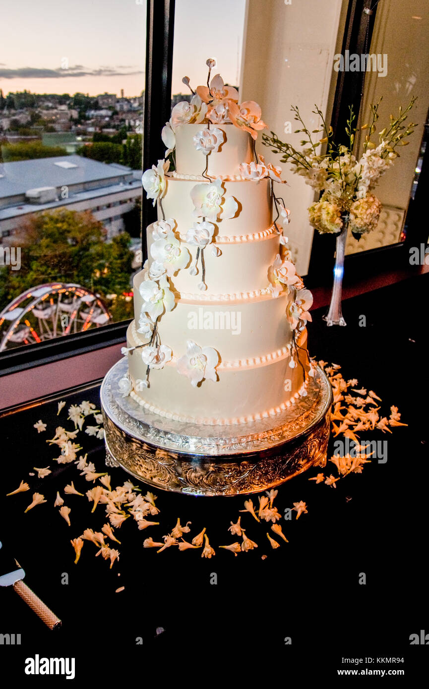 Un Grand Gateau De Mariage Cremeux Blanc En Couches Sur La Table Par Fenetre A L Arret De La Space Needle Coucher De Soleil A L Exterieur Photo Stock Alamy Un Grand Gateau De Mariage Cremeux Blanc En Couches Sur La Table Par Fenetre A L Arret De La Space Needle Coucher De Soleil A L Exterieur Photo Stock Alamy