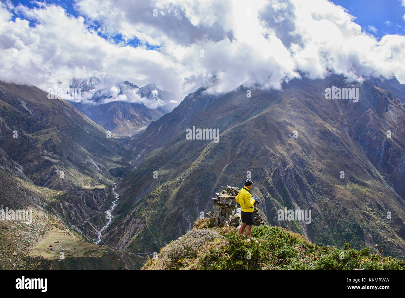 Trekking haut au-dessus des siyar Khola près de la frontière du Tibet, Népal, vallée de Tsum Banque D'Images