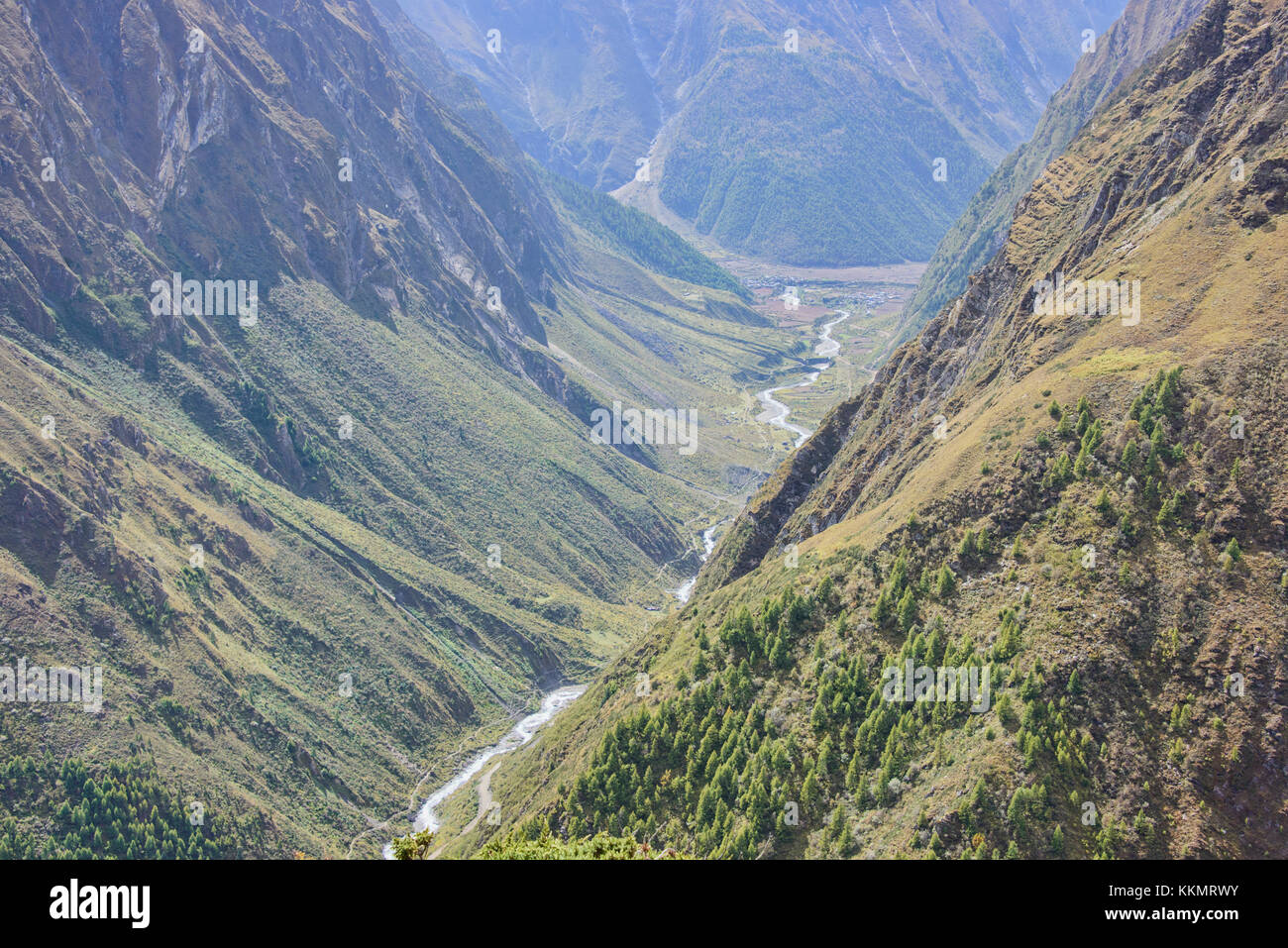 Les Siyar Khola River serpente à travers la vallée de Tsum profonde près de la frontière du Tibet, Népal Banque D'Images