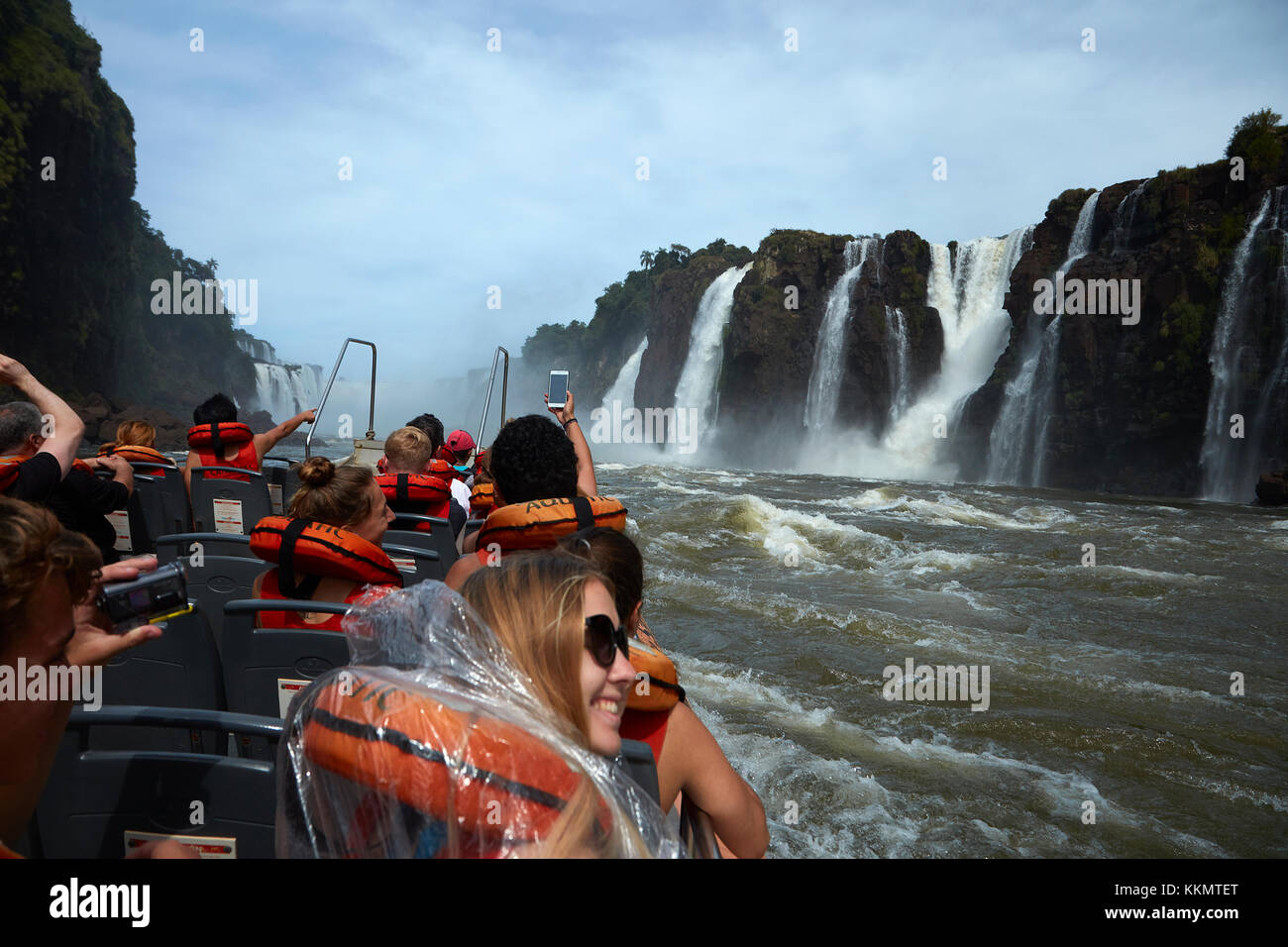 Touristes sur le bateau qui va sous les chutes d'Iguazu, Argentine, Amérique du Sud Banque D'Images
