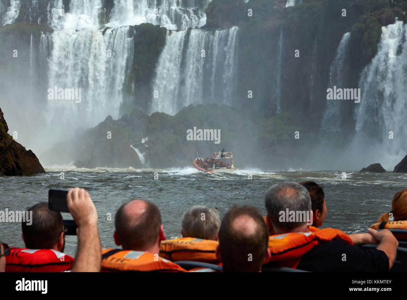 Touristes sur le bateau qui va sous les chutes d'Iguazu, Argentine, Amérique du Sud Banque D'Images