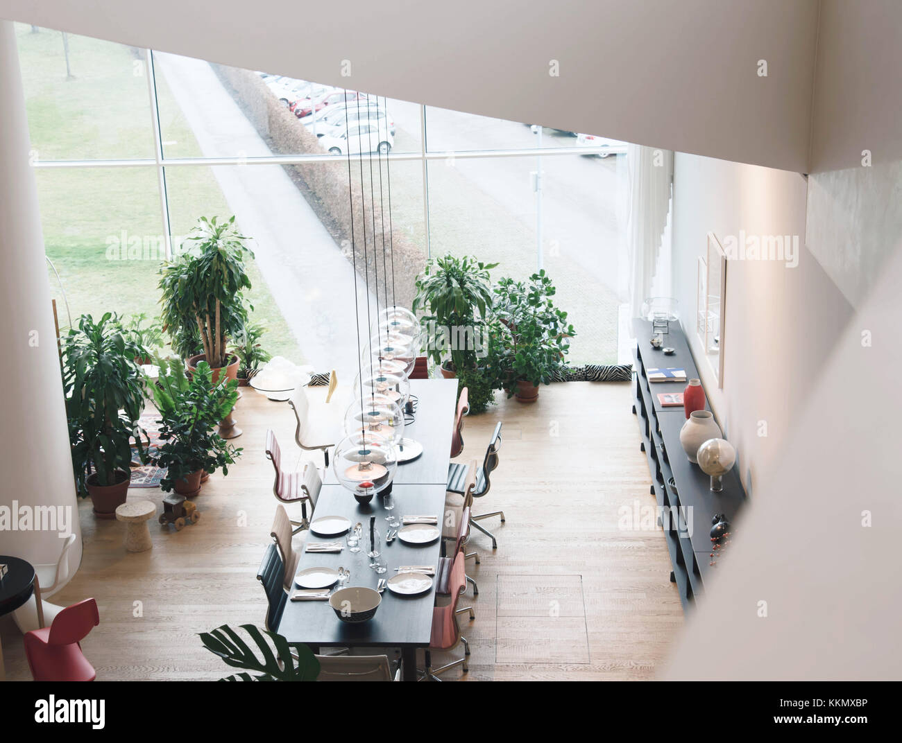 Weil am Rhein, Allemagne - le 26 novembre 2017 : l'intérieur du bâtiment vitrahaus. vue d'en haut. Banque D'Images