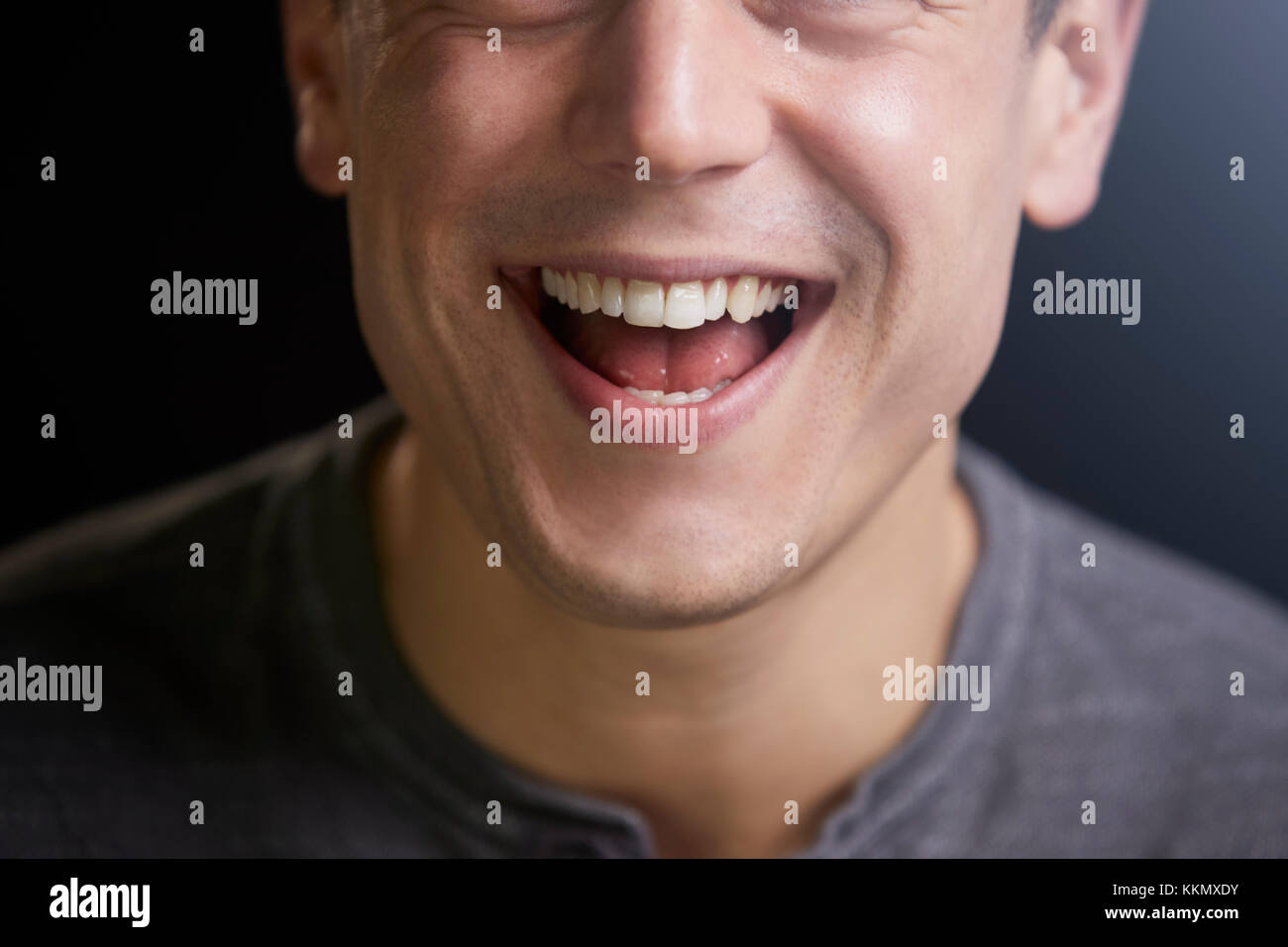 Portrait Portrait d'un jeune homme blanc de rire Banque D'Images