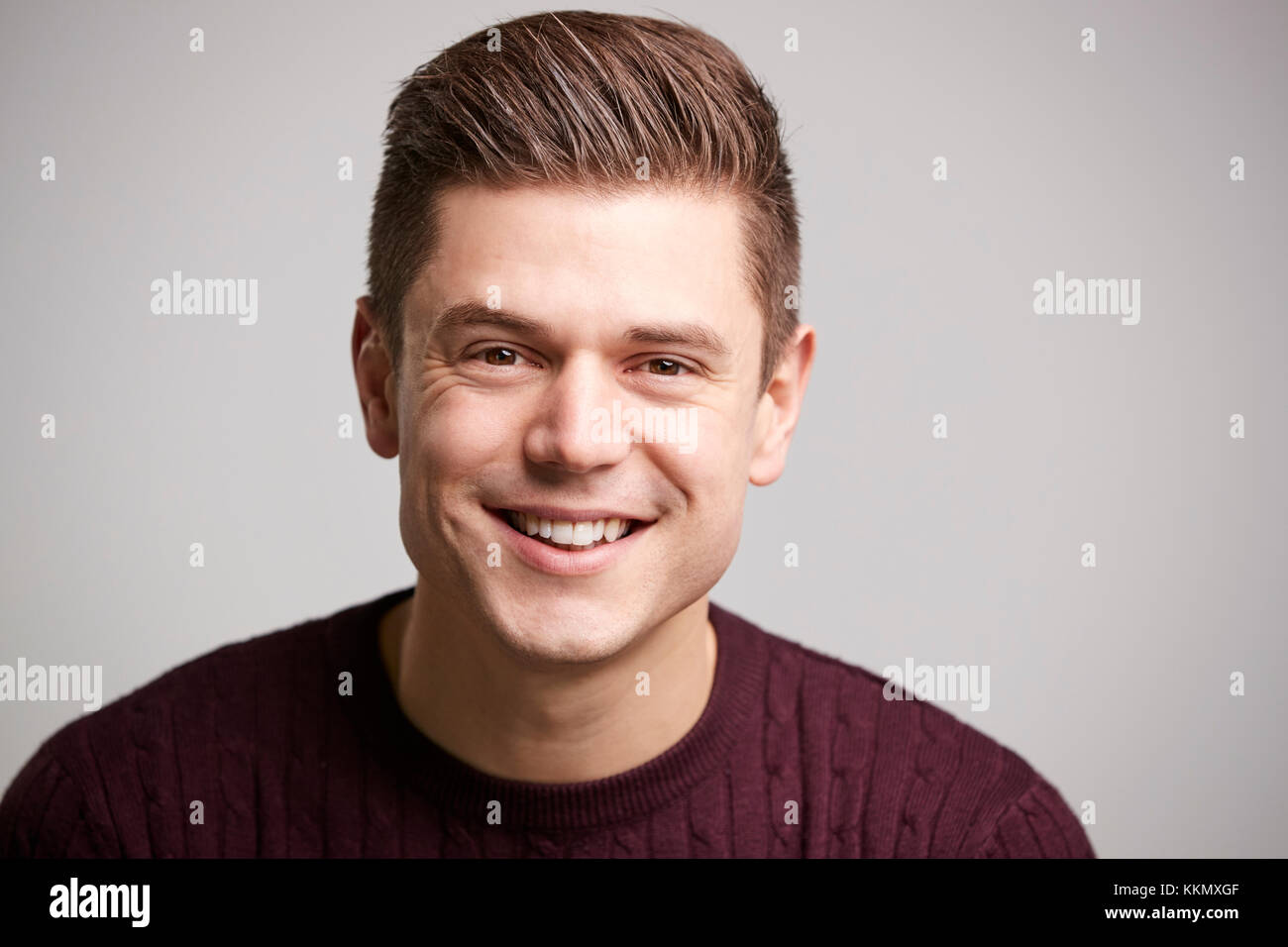 Portrait of a smiling young homme blanc à la recherche à l'appareil photo Banque D'Images