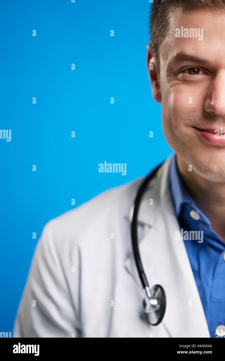 Smiling white male doctor with stethoscope, vertical, récolte Banque D'Images