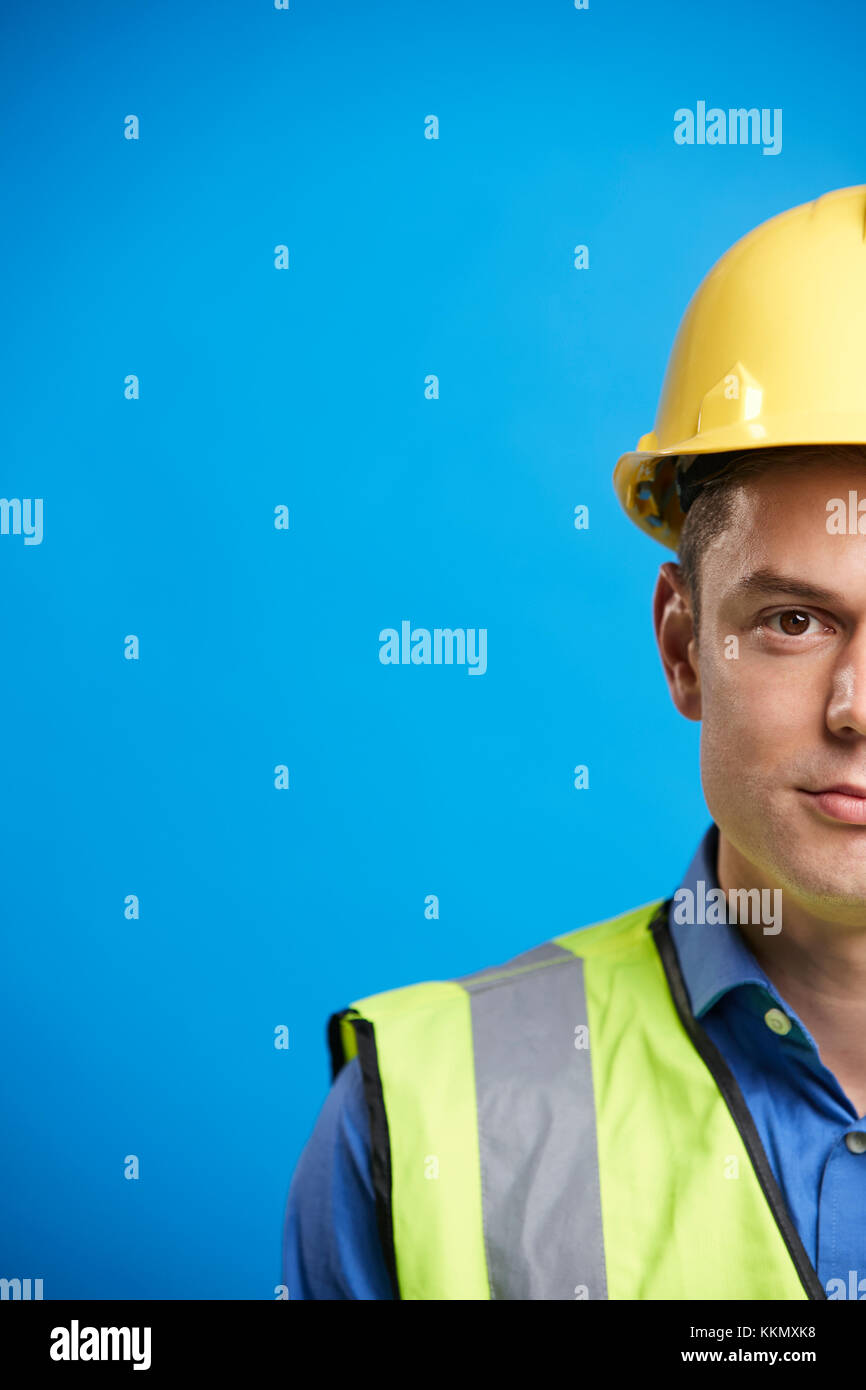 Jeunes blancs construction worker in hard hat, vertical, récolte Banque D'Images