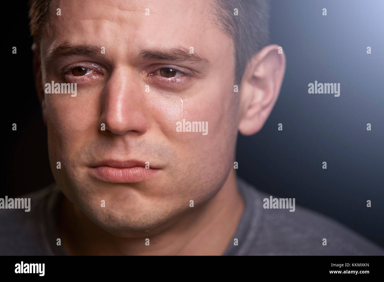 Portrait de jeune homme blanc pleurer à la suite Banque D'Images
