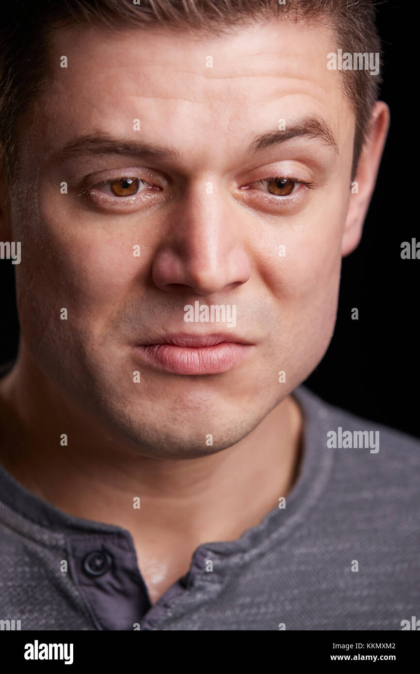 Portrait vertical de pleurer jeune homme blanc à la bas Banque D'Images