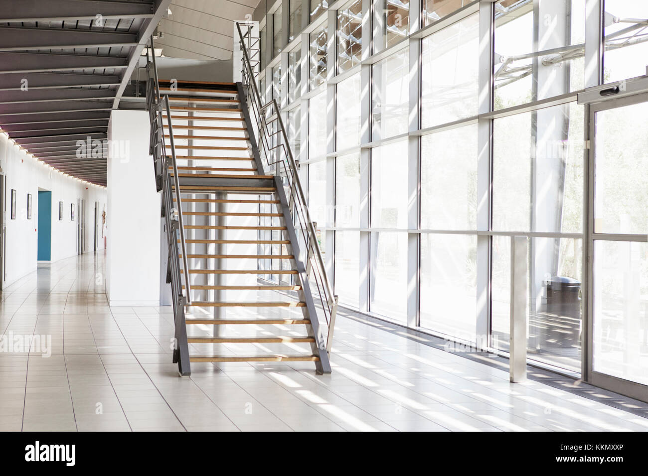 L'intérieur moderne de l'entreprise avec des murs de verre et escalier Banque D'Images