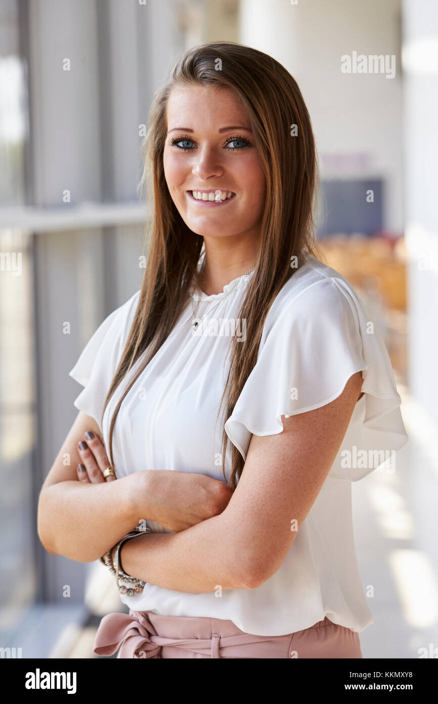 Portrait of young smiling woman looking to camera Banque D'Images