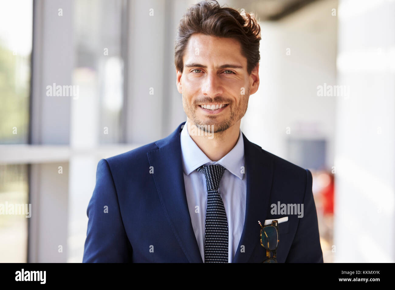 Portrait of smiling young man in suit professionnel Banque D'Images