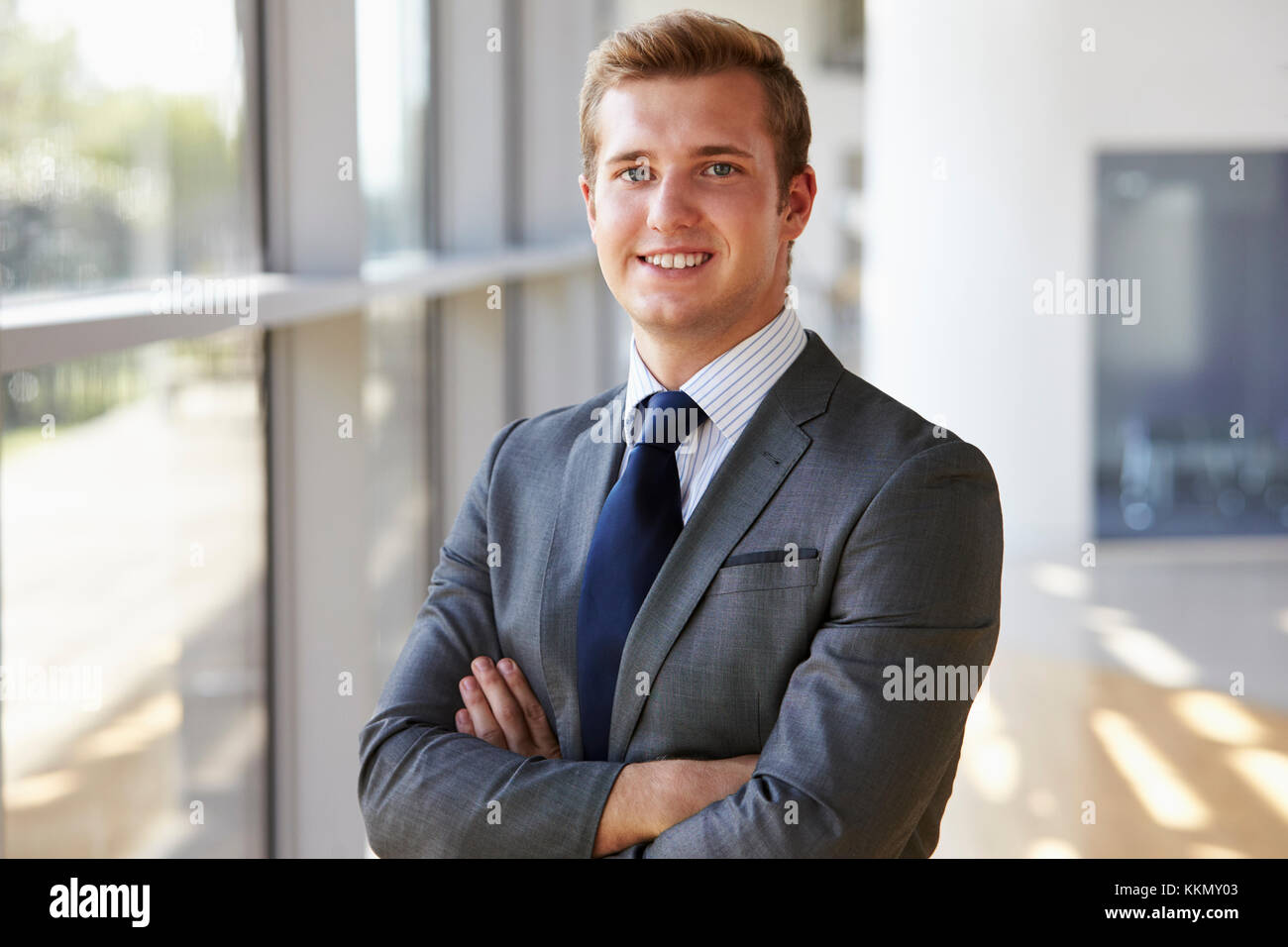 Portrait d'un jeune homme professionnel souriant, les bras croisés Banque D'Images