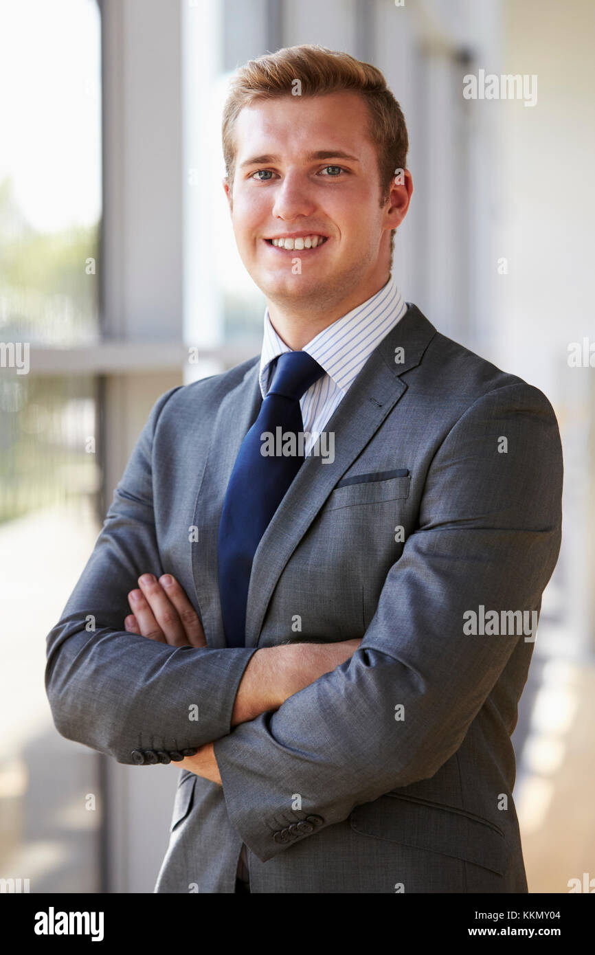 Portrait d'un jeune homme professionnel souriant, les bras croisés Banque D'Images