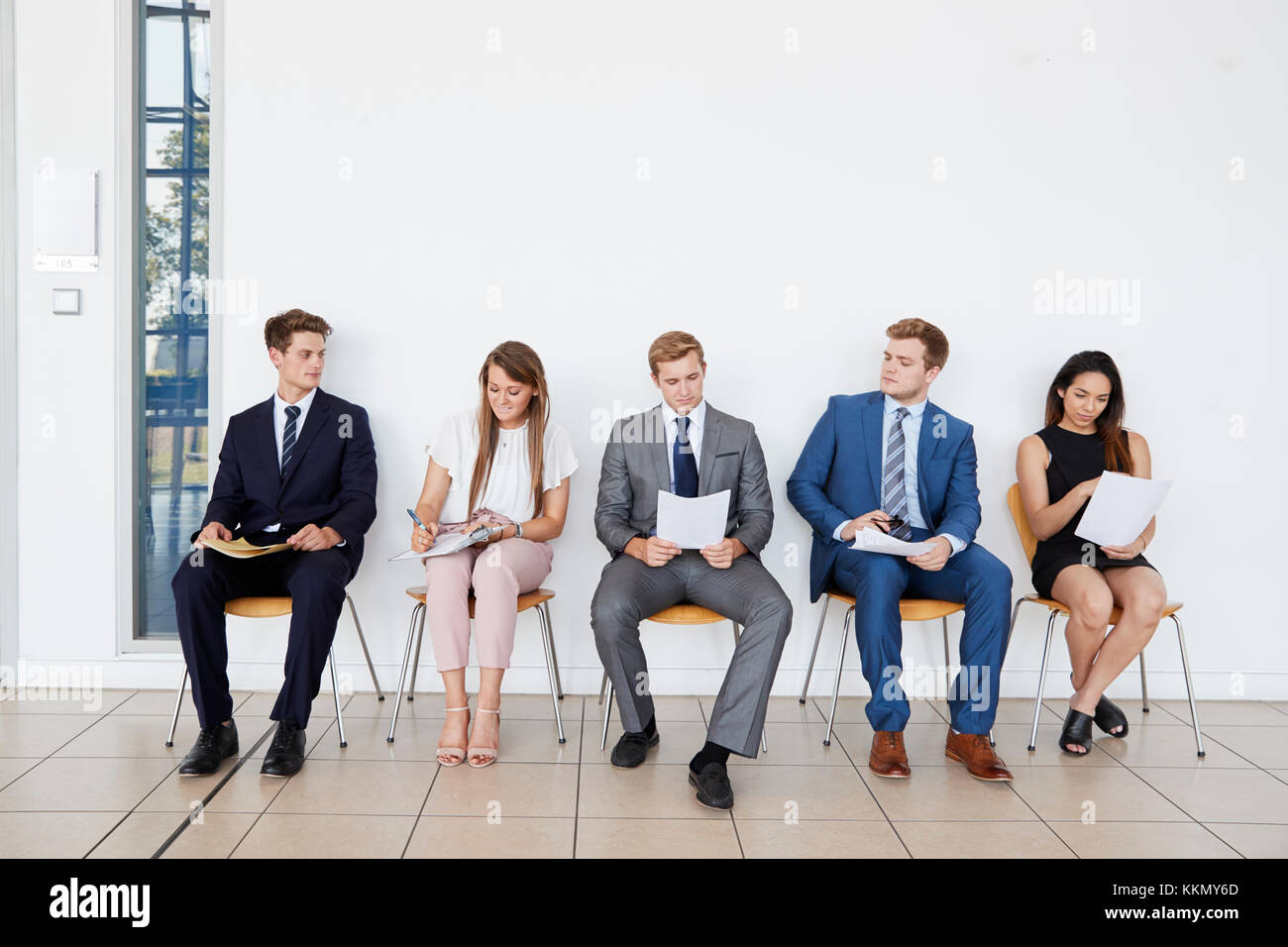 Les candidats en attente d'entrevues d'emploi, pleine longueur, avant Banque D'Images