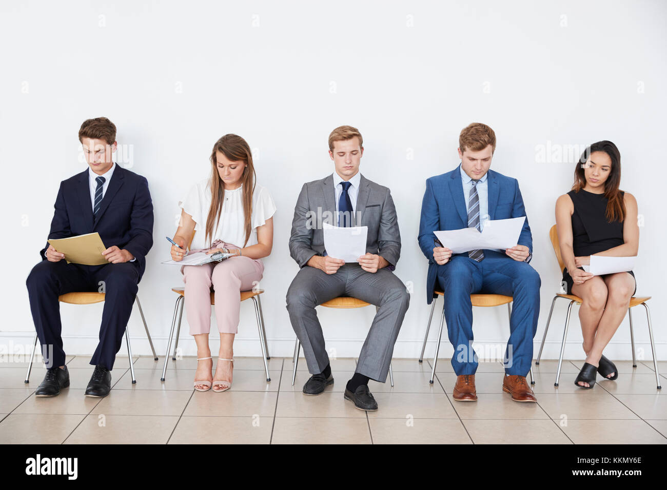 Les candidats en attente d'entrevues d'emploi, pleine longueur, avant Banque D'Images