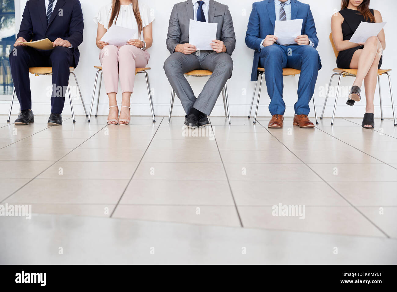 Cinq candidats en attente d'une entrevue d'emploi, culture, vue de face Banque D'Images