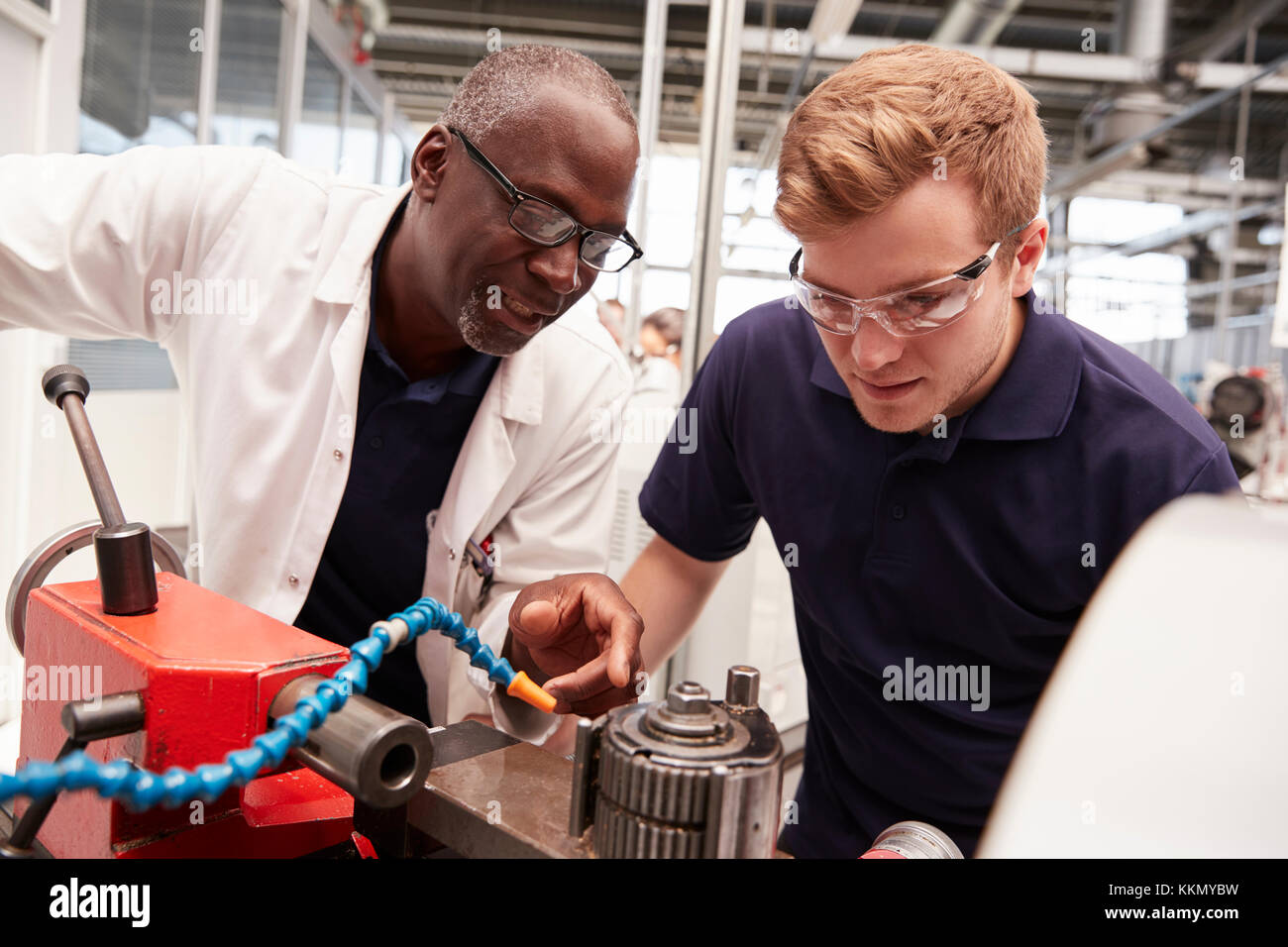 Apprenti ingénieur conseiller en usine, front view close up Banque D'Images